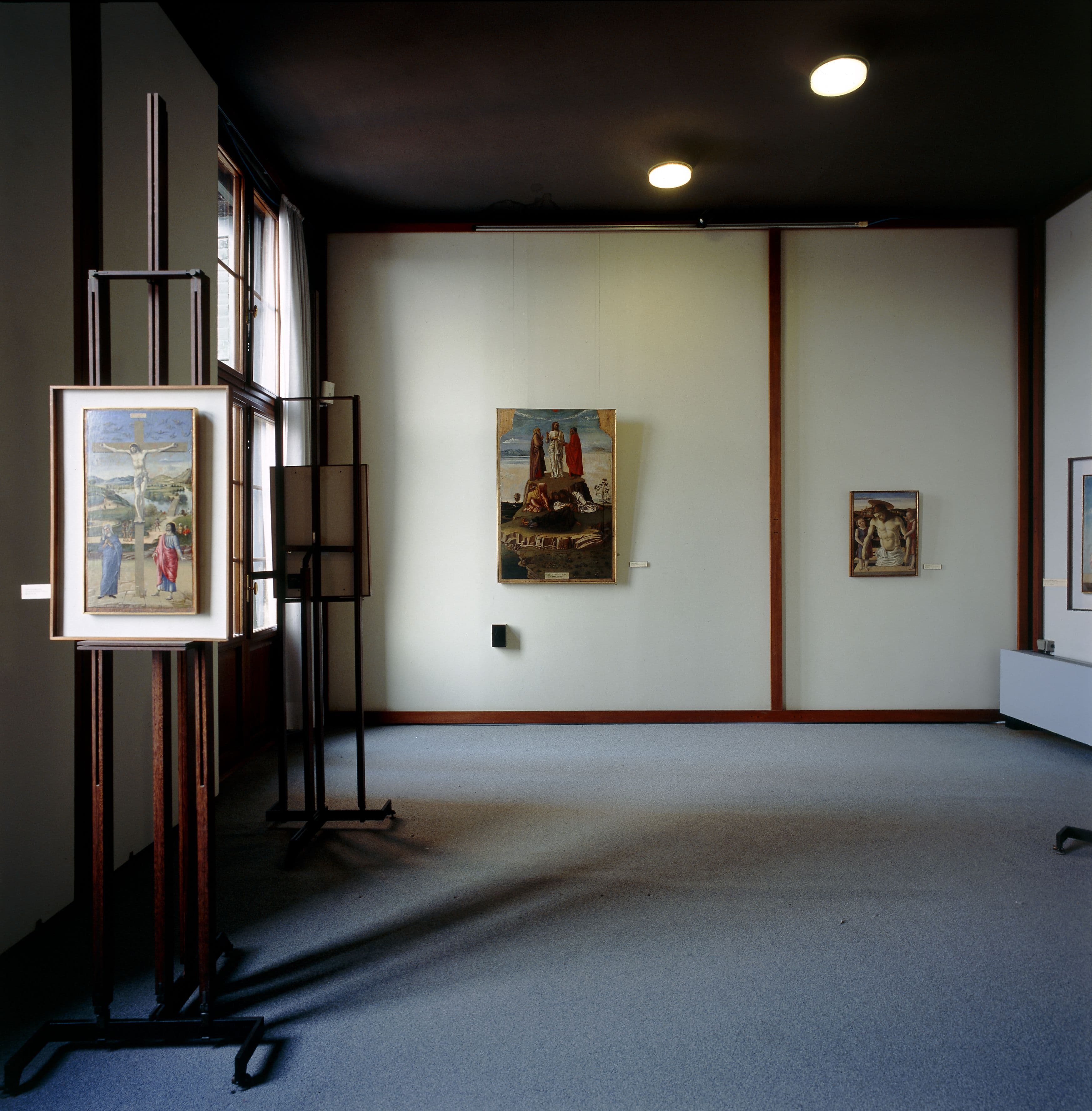 Carlo Scarpa. Museo Correr, Venetië, 1957-60. Bellini zaal. Schilderijen: Crucifixion en Transfiguration van Giovanni Bellini. Foto: Gianantonio Battistella. CISA A. Palladio, Vincenza. 