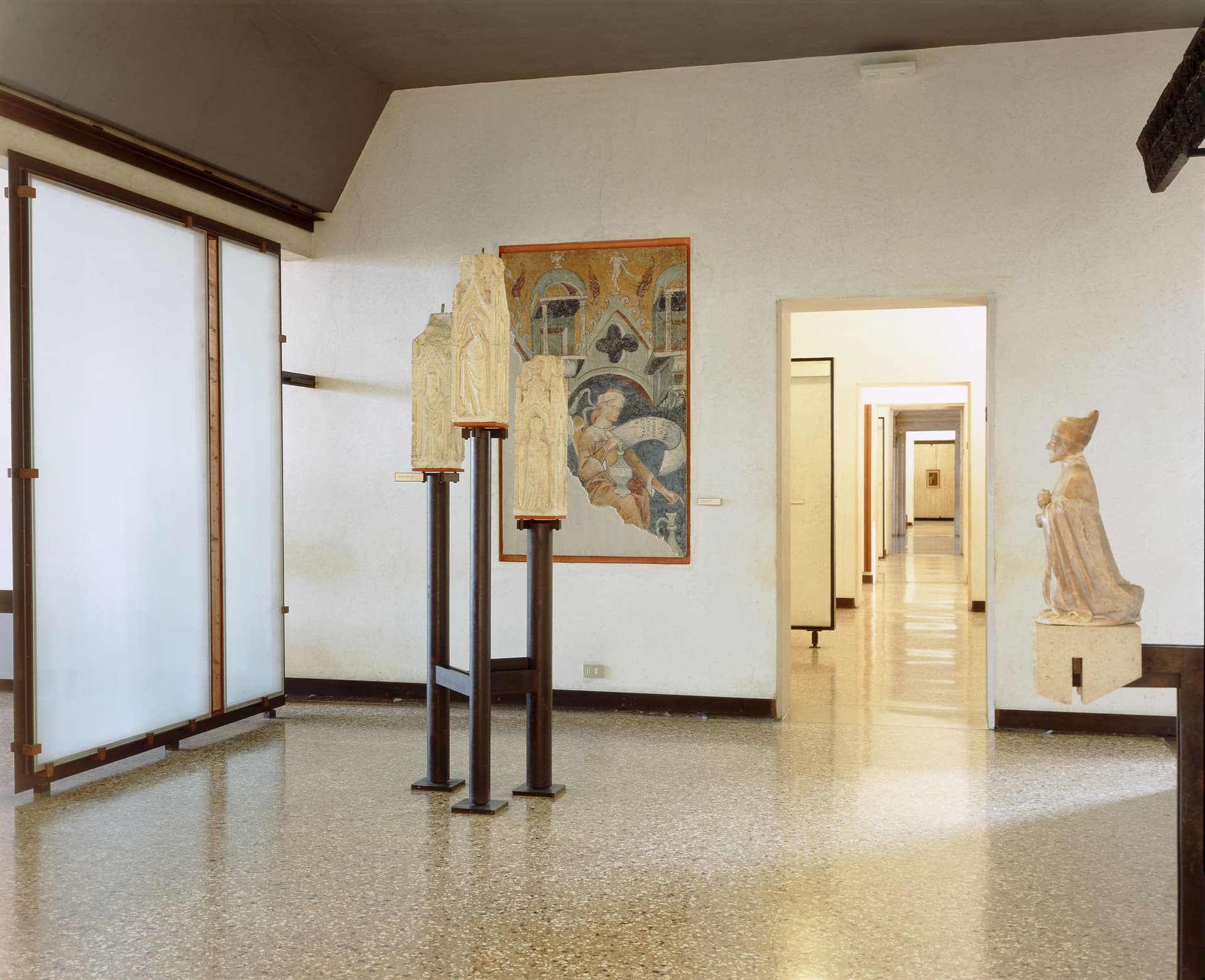 Carlo Scarpa. Museo Correr, Venetië, 1957-60. Zaal met beeldhouwwerken. Foto: Gianantonio Battistella. CISA A. Palladio, Vincenza.