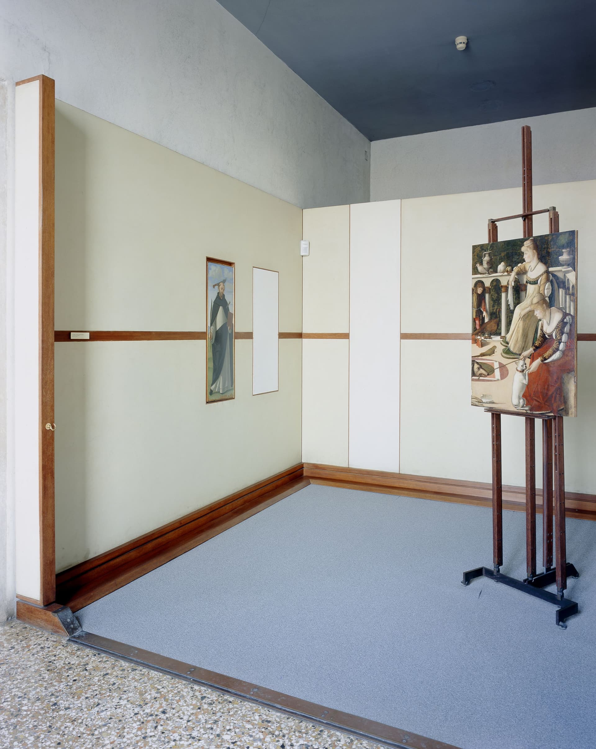 Carlo Scarpa. Museo Correr, Venetië, 1957-60. Schilderij: Twee Venetiaanse dames van Vittore Carpaccio, geplaatst op een ezel. Foto: Gianantonio Battistella. CISA A. Palladio, Vincenza.