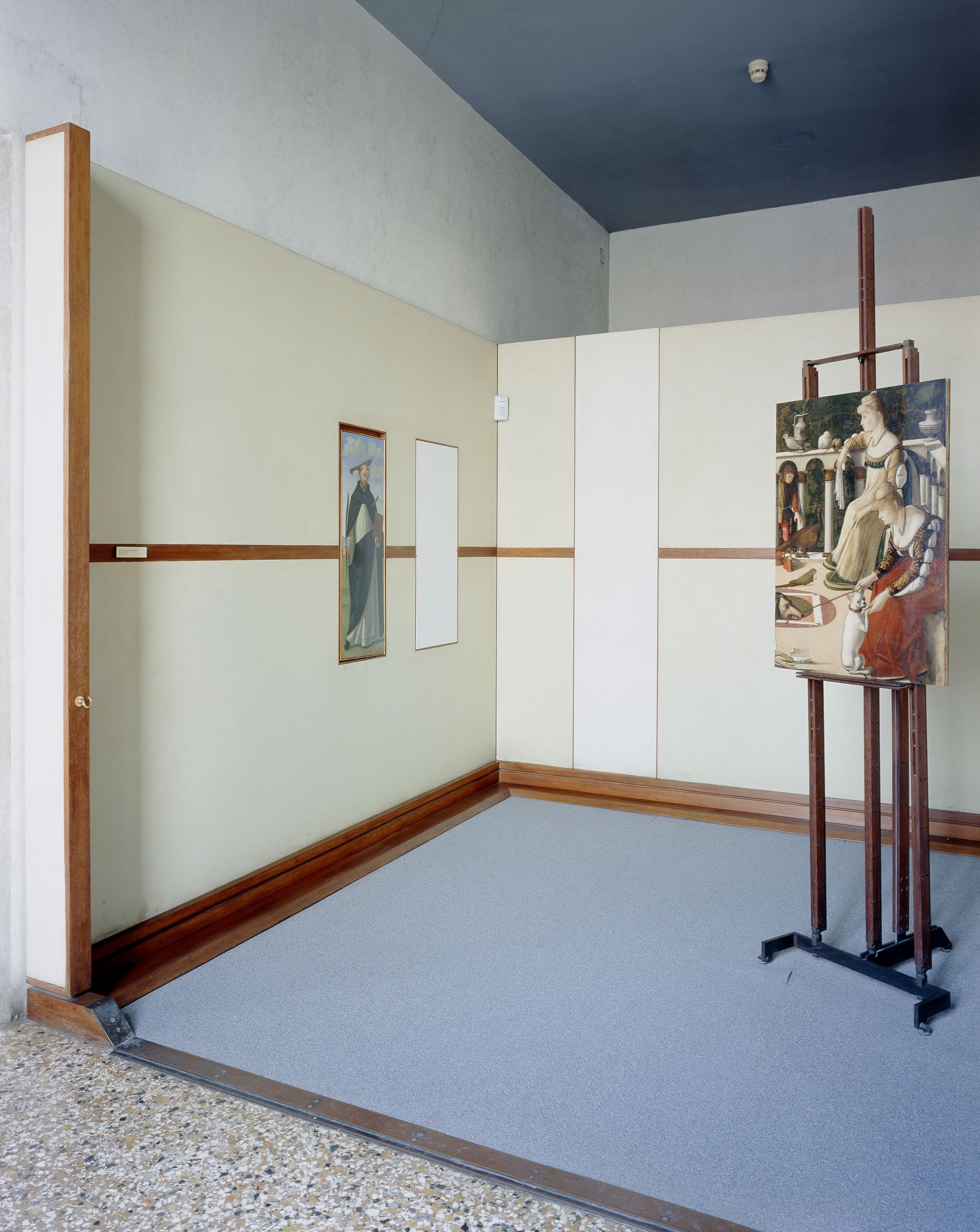 Carlo Scarpa. Museo Correr, Venetië, 1957-60. Schilderij: Twee Venetiaanse dames van Vittore Carpaccio, geplaatst op een ezel. Foto: Gianantonio Battistella. CISA A. Palladio, Vincenza. 