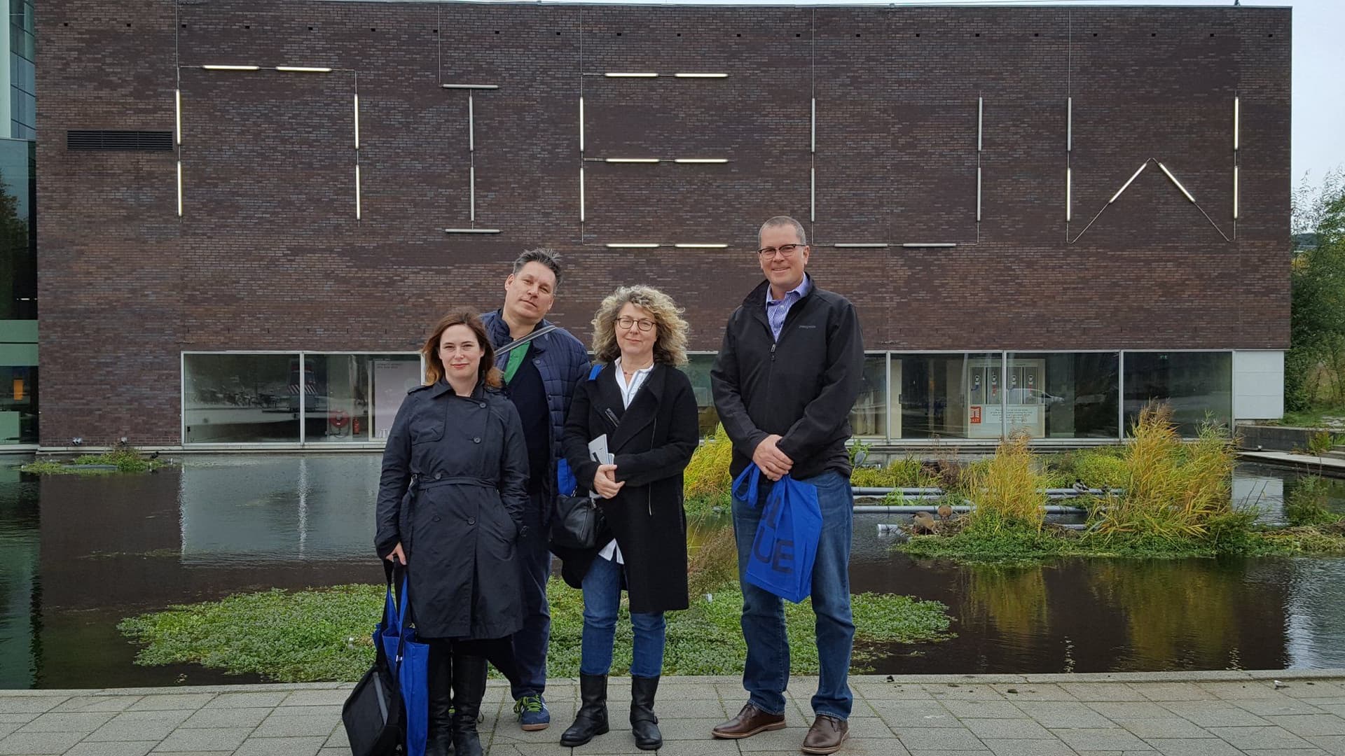 Amerikaanse design journalisten Amanda Dameron, Paul Makovsky, Julie Lasky, Stuart Constantine. 