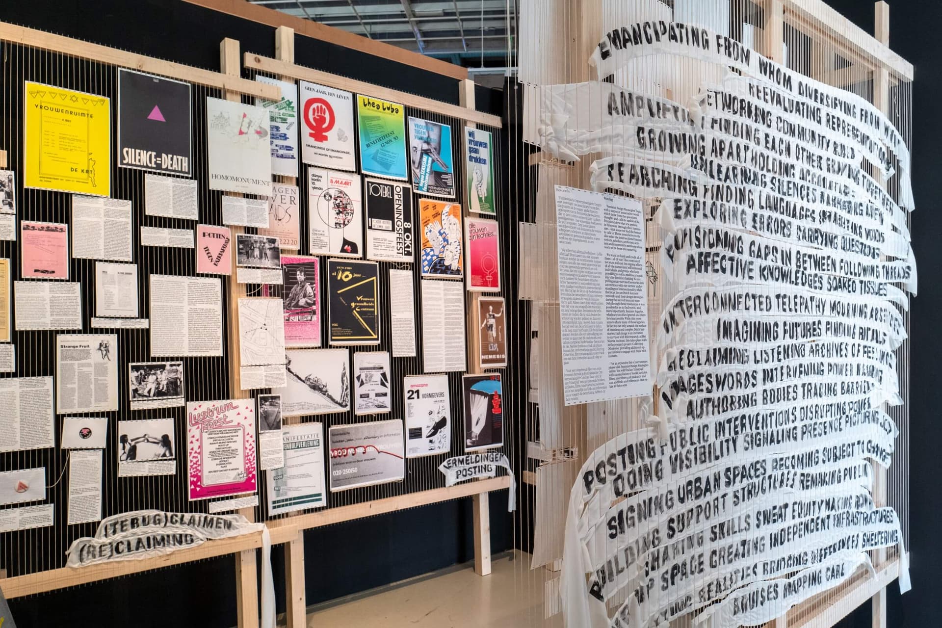 Feministische ontwerpstrategieën (ontwerp: Tabea Nixdorff) in Het ontwerp van het sociale. 100 jaar eigenzinnig samenleven in Nederland bij Het Nieuwe Instituut in Rotterdam. Foto: Johannes Schwartz. 