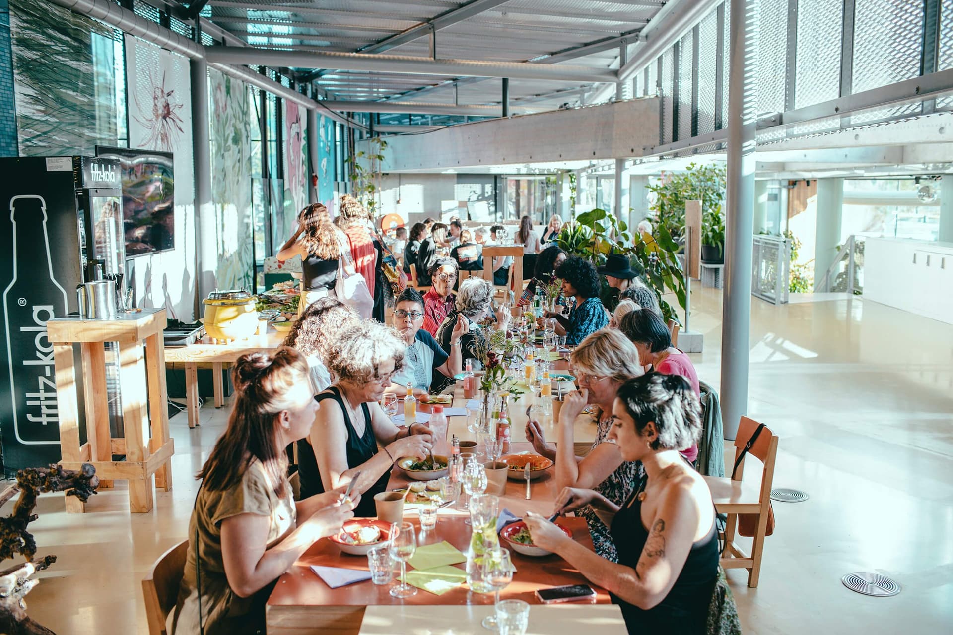 Feministisch diner tijdens de aftrap van de Feminist Assembly Month op 1 september 2022 in Het Nieuwe Instituut. Foto: Simaa Al-Saig 