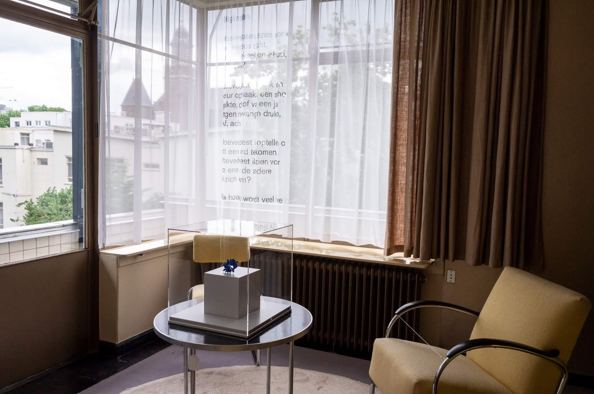 Impressie van de tentoonstelling Gijs Bakker & K. Schippers: Beginselen in Huis Sonneveld, 11.07.2020 – 10.01.2021. Foto: Johannes Schwartz. Op deze foto staan het sieraad ‘Slit Brooch (353)’ van Gijs Bakker en het gedicht ‘Beginselen’ van K. S… 