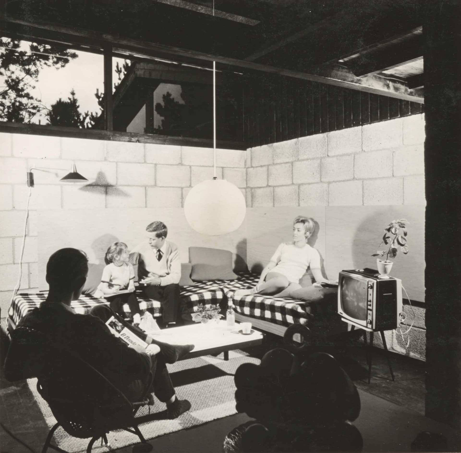 Jan Vrijhof, interieur van vakantiehuisje op het 5-sterren De Lommerbergen, Zuid Limburg. In opdracht van Sporthuis Centrum, 1968. Collectie Broekbakema. 