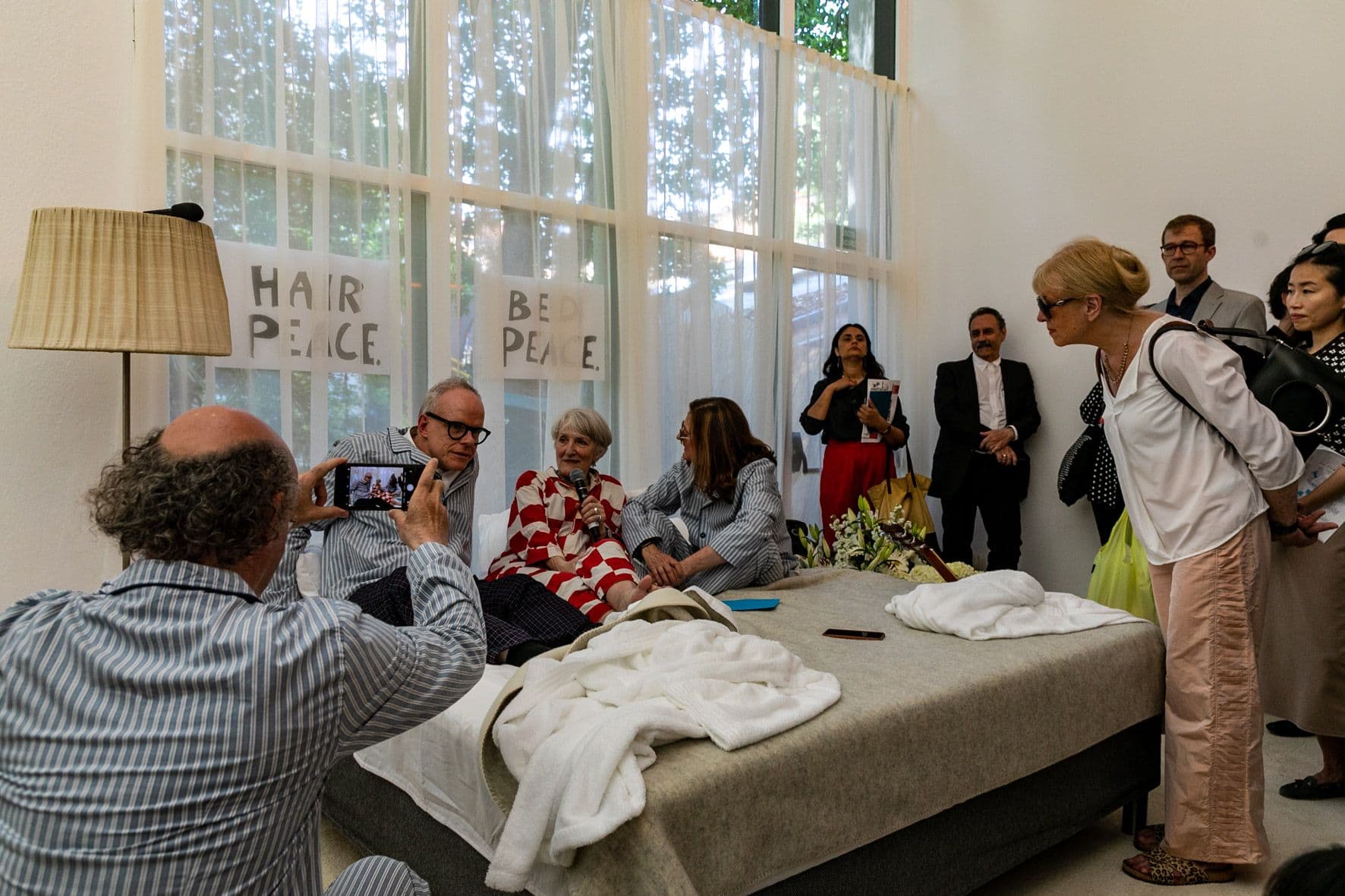 Hans-Ulrich Obrist en Madelon Vriesendorp, met Beatriz Colomina. Dutch Pavilion WORK, BODY, LEISURE. 16th International Architecture Exhibition - La Biennale di Venezia, FREESPACE. Foto: Daria Scagliola 