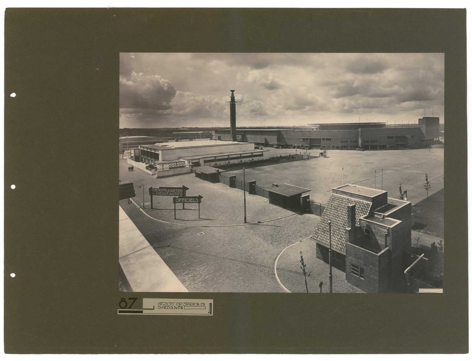 'Gezicht op stadion en bijgebouwen'. Jan Wils. Olympische Stadion Amsterdam, 1928. Foto Technisch Fotobureau Gouda. Collectie Het Nieuwe Instituut, WILS ph215 