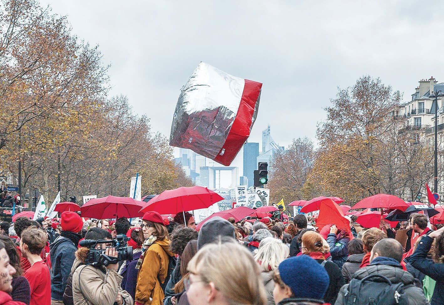Inflatable barricades by Tools for Action 2015, Paris, 12 December 2015. Photo: Mona Caron 