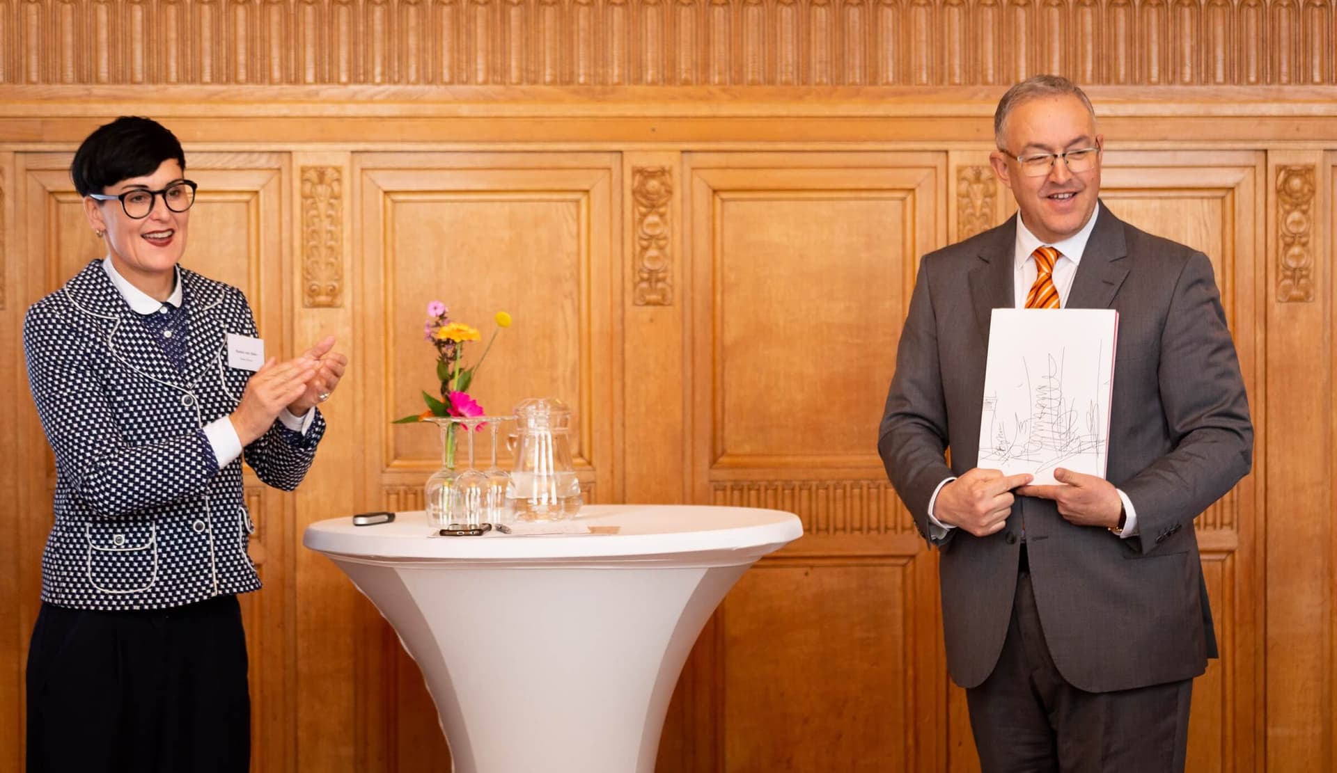 De presentatie van de publicatie 'Letters to the Mayor' in het Stadhuis in Rotterdam, 2019. Foto Fred Ernst. 