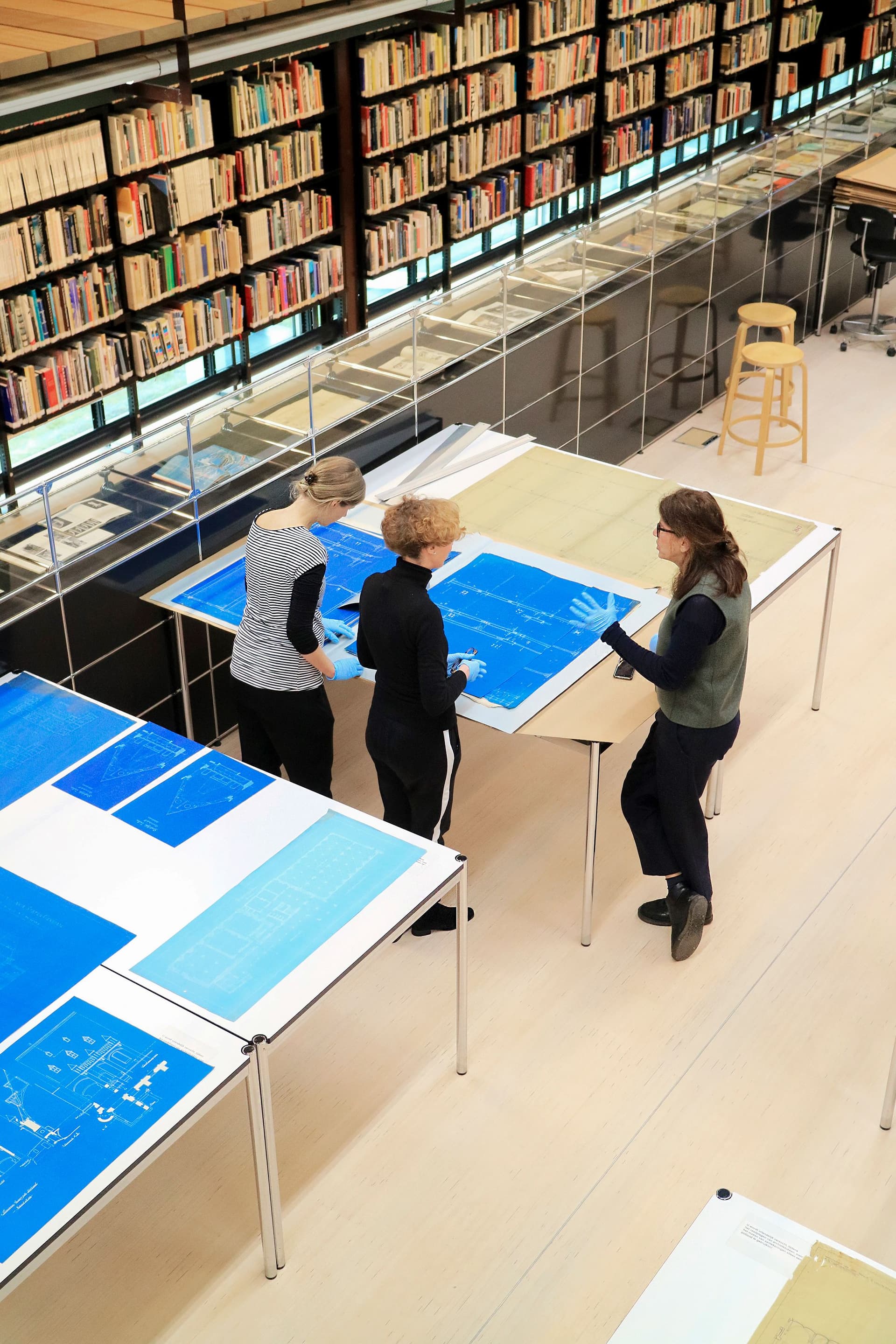 Kunstenaar Carolin Lange is betrokken bij het onderzoek naar de blauwdruk op Het Nieuwe Instituut. In het Research Centre wijst ze ons op gebruikssporen van blauwdrukken. Paarse vlekken bijvoorbeeld kunnen zijn ontstaan door aanraking met… 