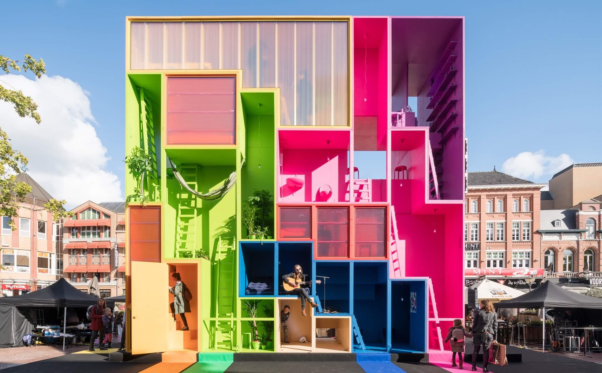 '(w)Ego', een negen meter hoge bewoonbare installatie als een van de vier interventies in Eindhoven waarmee MVRDV, The Why Factory, de Gemeente Eindhoven, de TU Eindhoven, IIT Chicago en DDW zich tijdens de Dutch Design Week van 2017 afvro… 