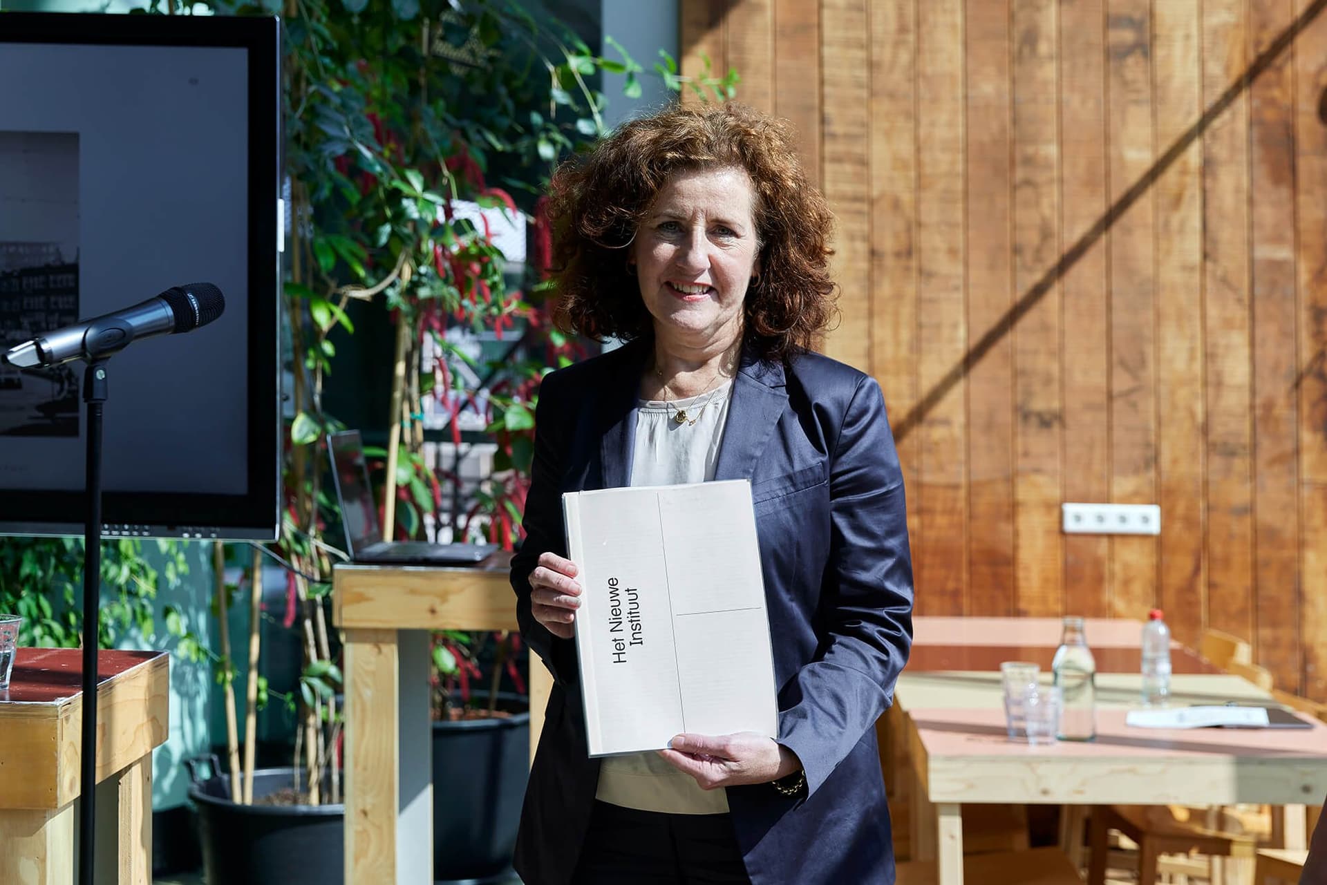 Minister Van Engelshoven (OCW) neemt het rapport 'Geheugen van het ontworpen landschap' in ontvangst. Het Nieuwe Instituut, 8 juli 2021. Foto Aad Hoogendoorn. 