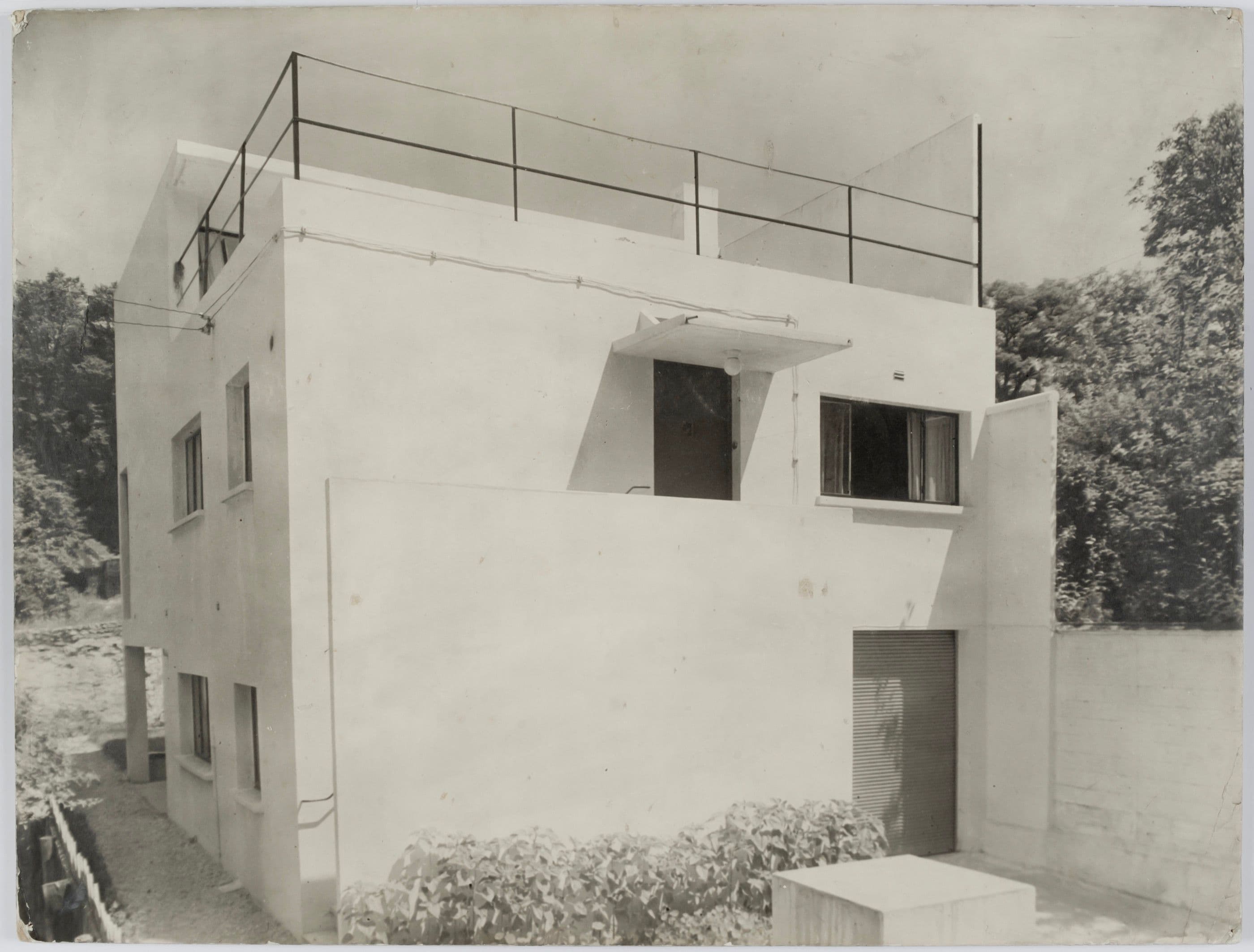 Theo van Doesburg. Atelierwoning te Meudon-Val-Fleury voor eigen gebruik, 1927-1930. Foto van de zuidzijde van de atelierwoning. Collectie Het Nieuwe Instituut, DOES AB5387. Gift Van Moorsel. 