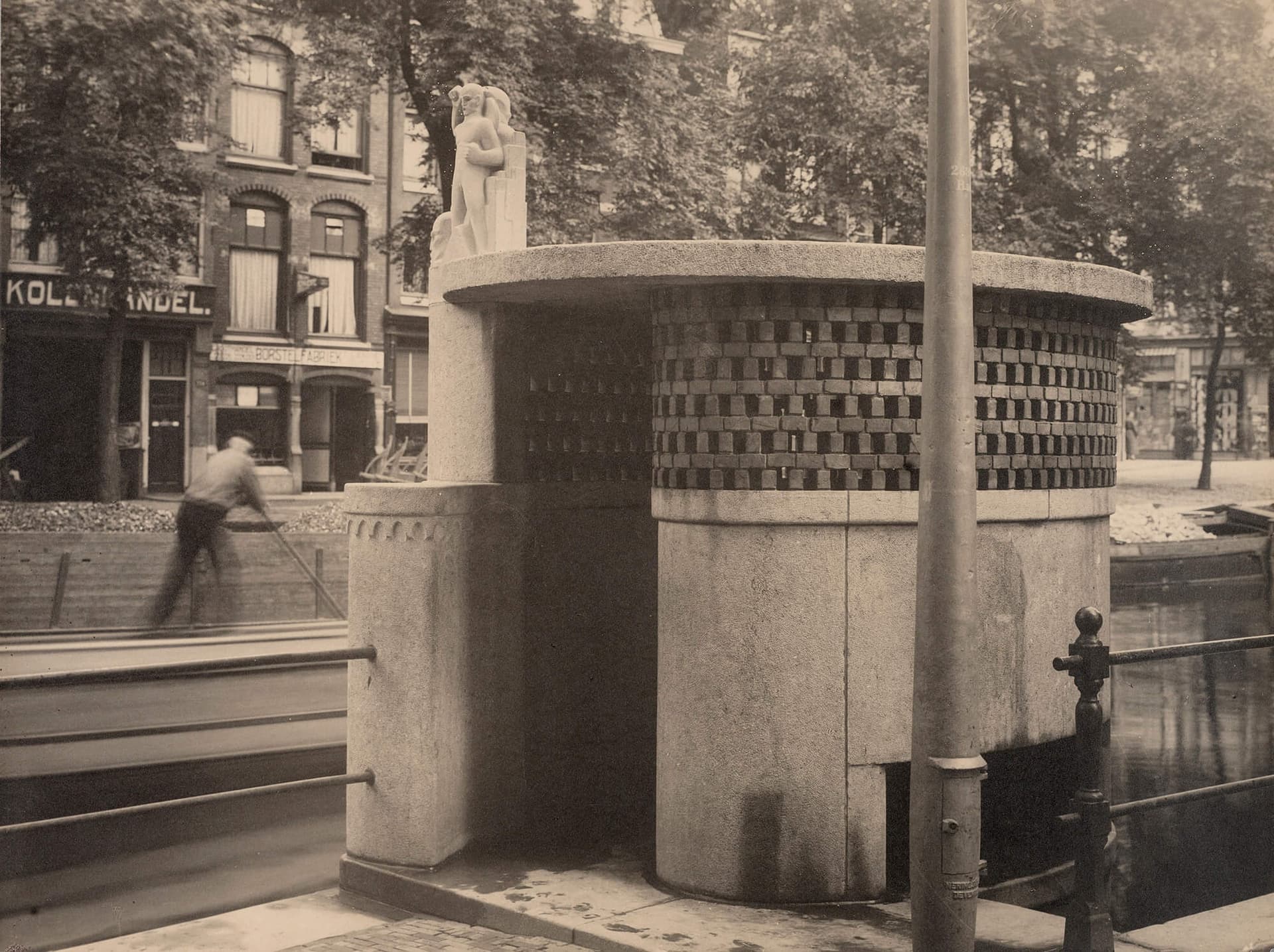 Urinoir bij het stadhuis in Amsterdam. Collectie Het Nieuwe Instituut, Fotoarchief Tentoonstellingsraad TENT o558. 