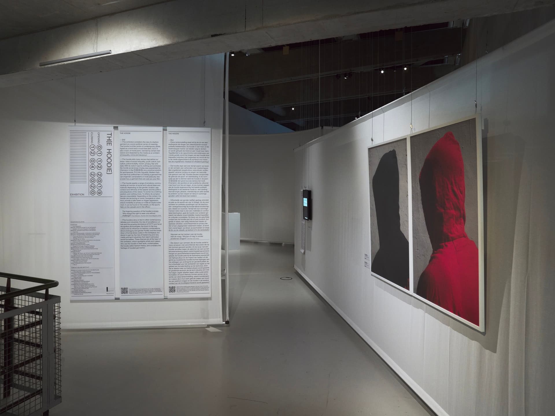 Installatie-overzicht van ‘The Hoodie’ (Het Nieuwe Instituut, 01/12/2019 – 12/04/2020), met o.a. John Edmonds’ werken ‘Untitled (Hood 13)’, 2018 en ‘Untitled (Hood 12)', 2018. Foto: Johannes Schwartz. 