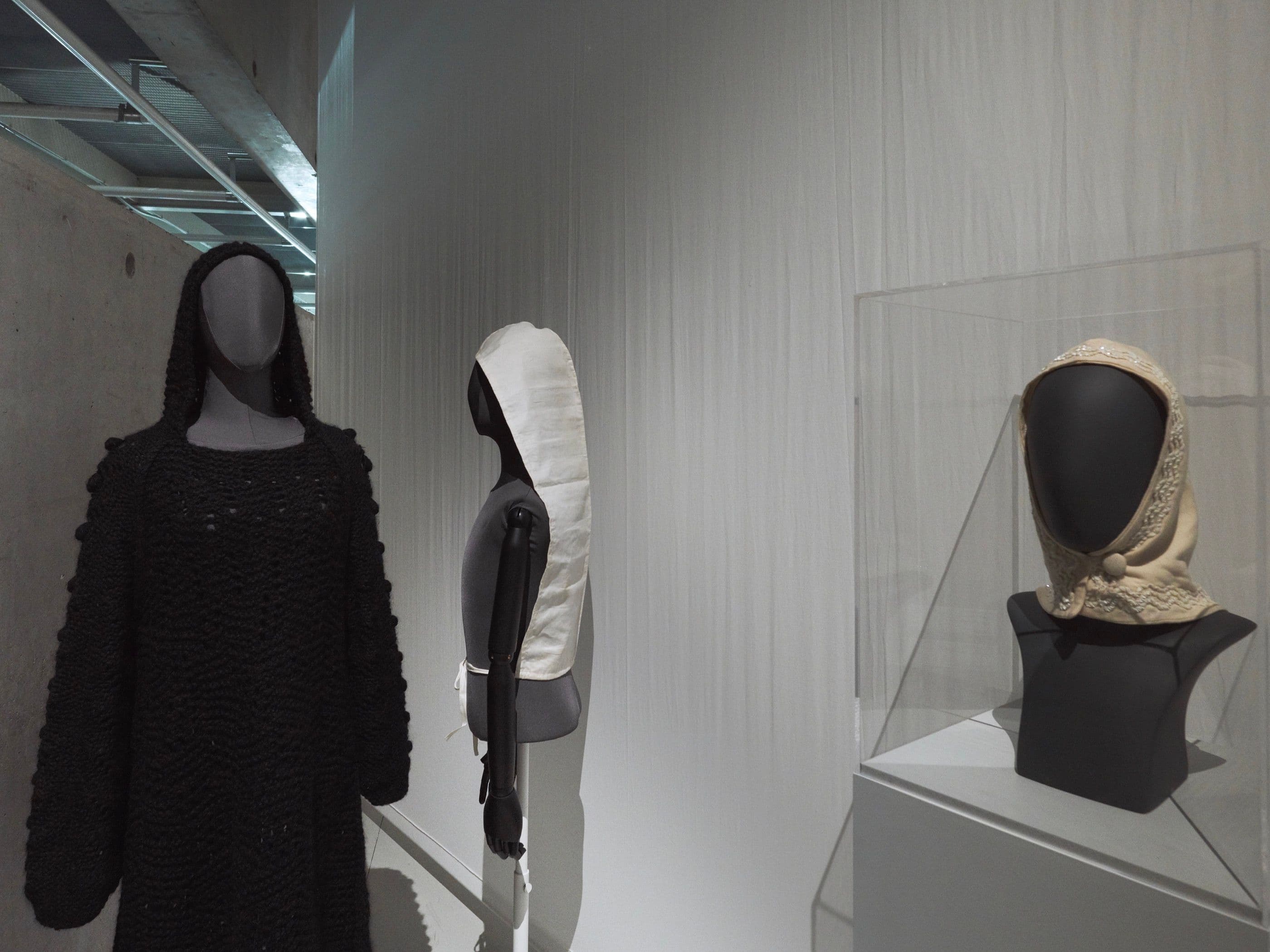 Yohji Yamamoto, Sweater dress, c.1990. Collection of the Modemuseum Hasselt.
Bag Carrier Cap, 1900 - 1940. Collection of the Museum Rotterdam.
Cream-coloured hood, 1950-1970. Collection of the Museum Rotterdam. The Hoodie, 2019. Photo Johannes… 