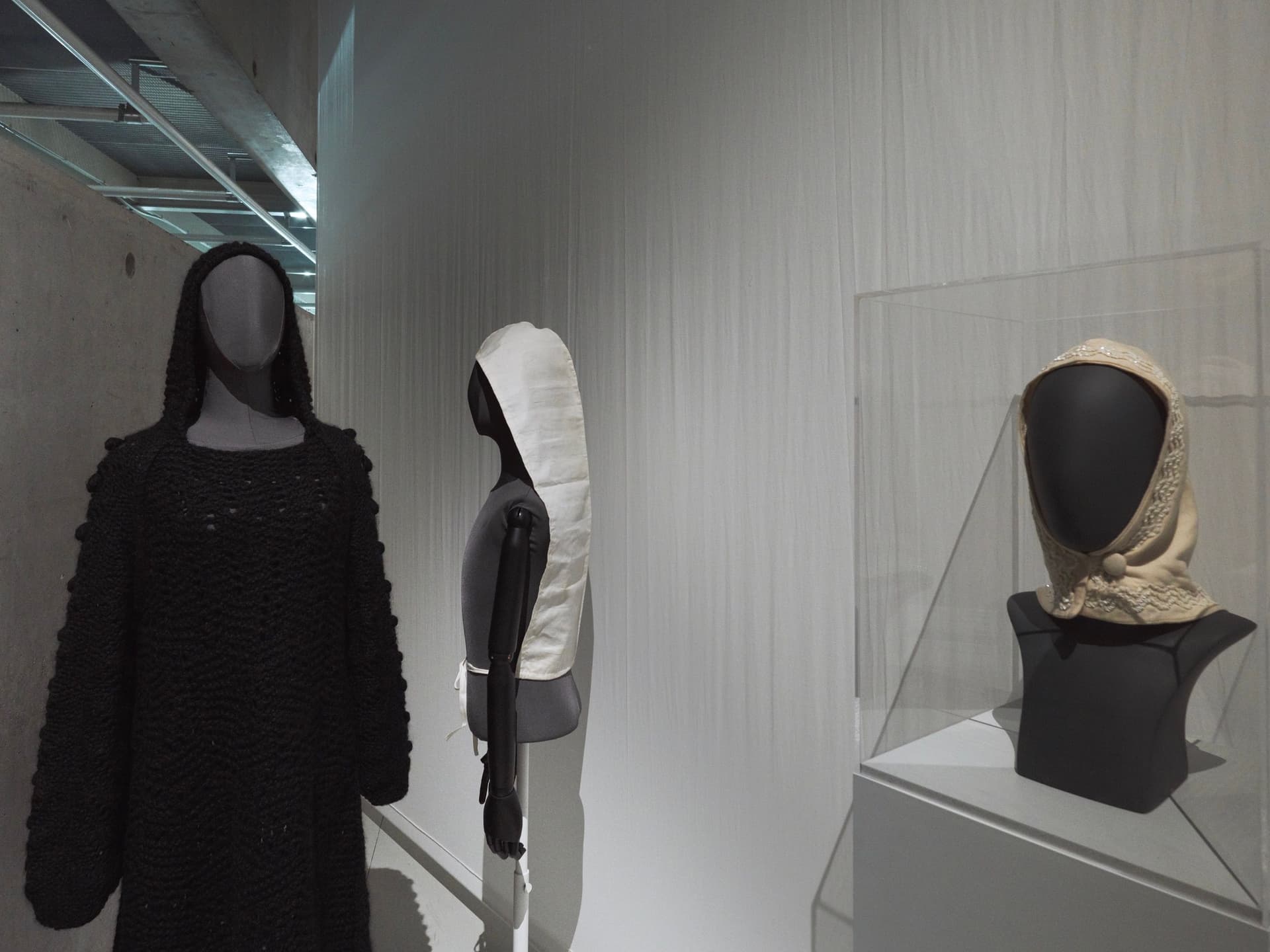 Yohji Yamamoto, Sweater dress, c.1990. Collection of the Modemuseum Hasselt.
Bag Carrier Cap, 1900 - 1940. Collection of the Museum Rotterdam.
Cream-coloured hood, 1950-1970. Collection of the Museum Rotterdam. The Hoodie, 2019. Foto Johan… 