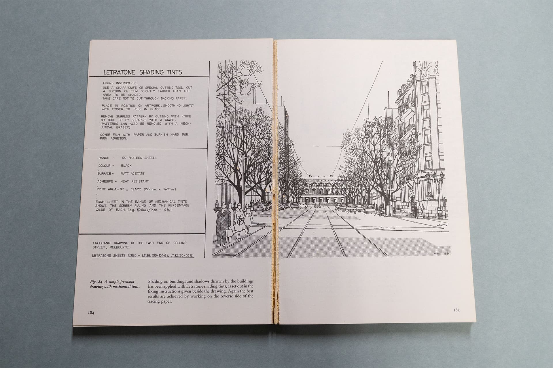 Voorbeelden met Letratone Shading Tints voor de visualisaties van schaduwpartijen in het straatbeeld.  Links staat de instructie voor de toepassing van Letratone Shading Tints. Bron: R.W. Gill, Manual of Rendering with Pen and Ink, Thames and H… 