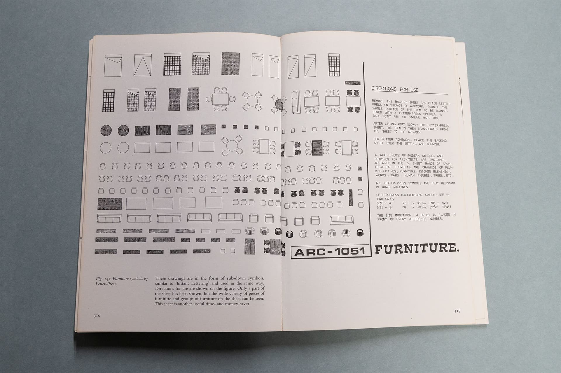 Voor architecten waren er Letter-Press ‘meubels en wandbekleding’ te koop voor het stofferen van de ontwerptekening. De stijl sloot vaak aan op een voor die tijd moderne interieurstijl. Rechts staat de instructie voor de toepassing van Letter-P… 