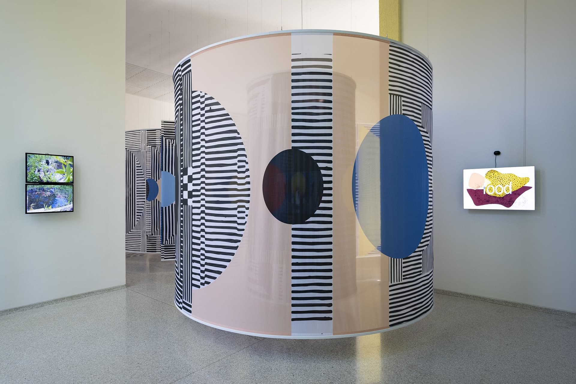 Who is We? het Nederlandse paviljoen op de 17e Internationale Architectuurtentoonstelling – La Biennale di Venezia. Red List Pond, Debra Solomon, Space of Other, Afaina de Jong en InnaVisions, Infrasol, Debra Solomon. Foto: Cristiano Corte.