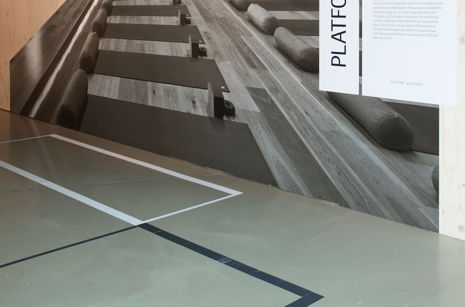 Platform. Yogamat. Foto Petra van der Ree 