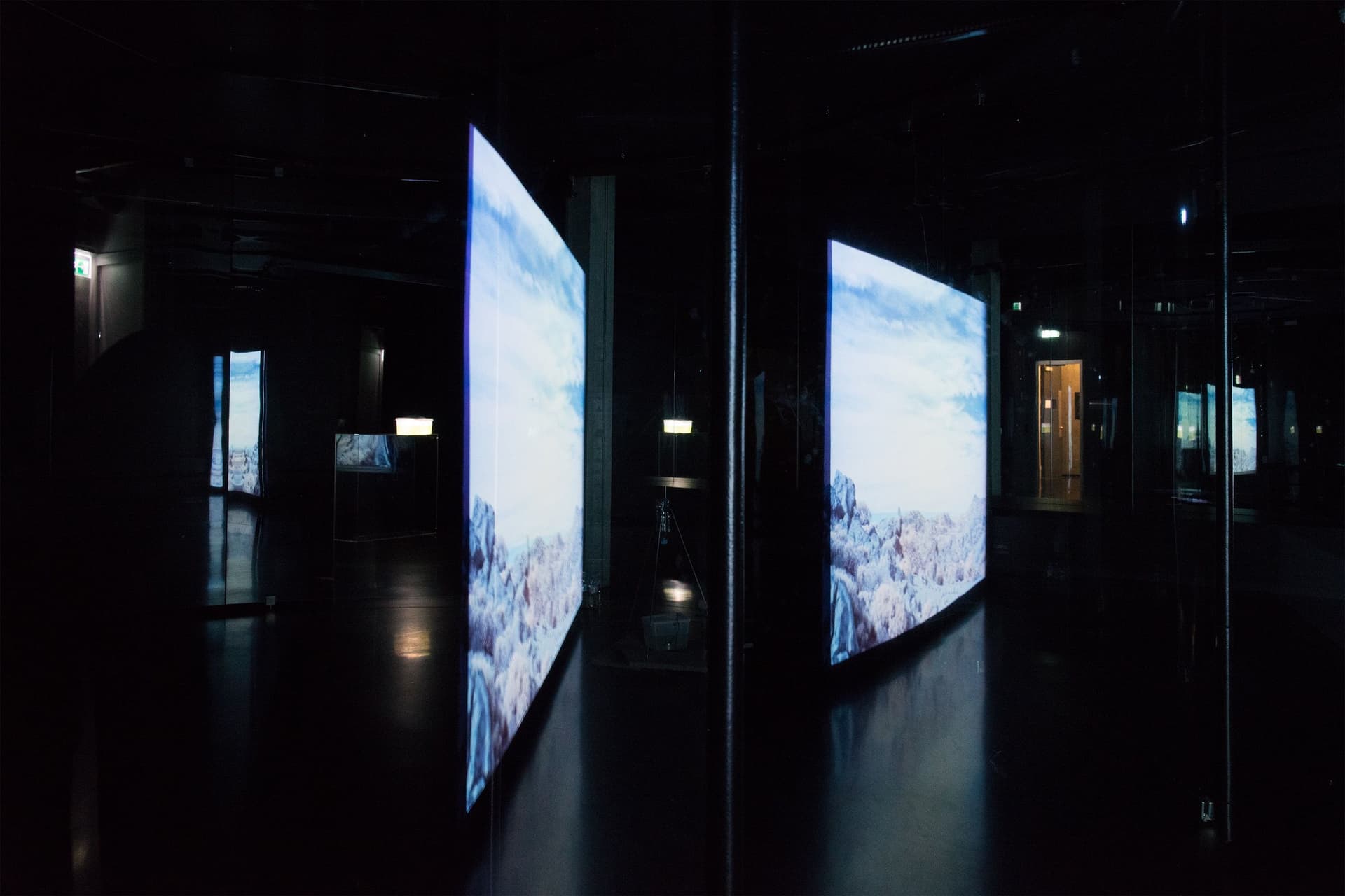 A Projection of the Colonial Imaginary. Video-installatie van Matthew C. Wilson. Foto Petra van der Ree 