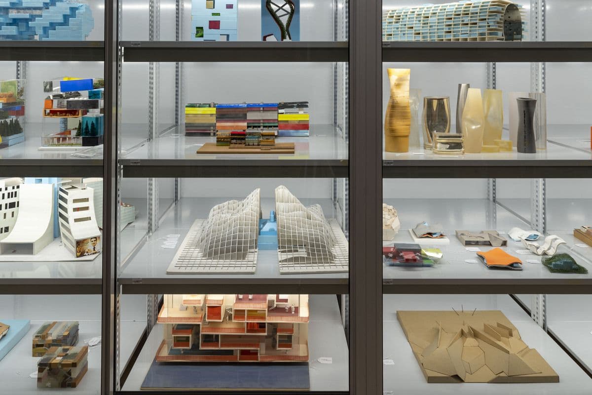 Maquettes uit het ‘levende’ MVRDV-archief, dat in 2015 gedeeltelijk verworven is in de Rijkscollectie voor Nederlandse Architectuur en Stedenbouw. De vitrine is speciaal ingericht in het kader van de tentoonstelling ‘MVRDVHNI: The Living Archiv… 