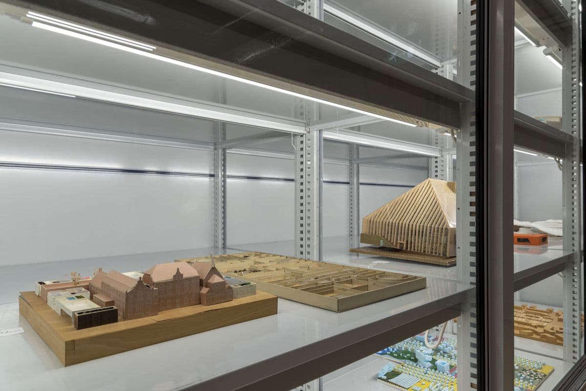 Maquettes uit het ‘levende’ MVRDV-archief, dat in 2015 gedeeltelijk verworven is in de Rijkscollectie voor Nederlandse Architectuur en Stedenbouw. De vitrine is speciaal ingericht in het kader van de tentoonstelling ‘MVRDVHNI: The Living Archiv… 