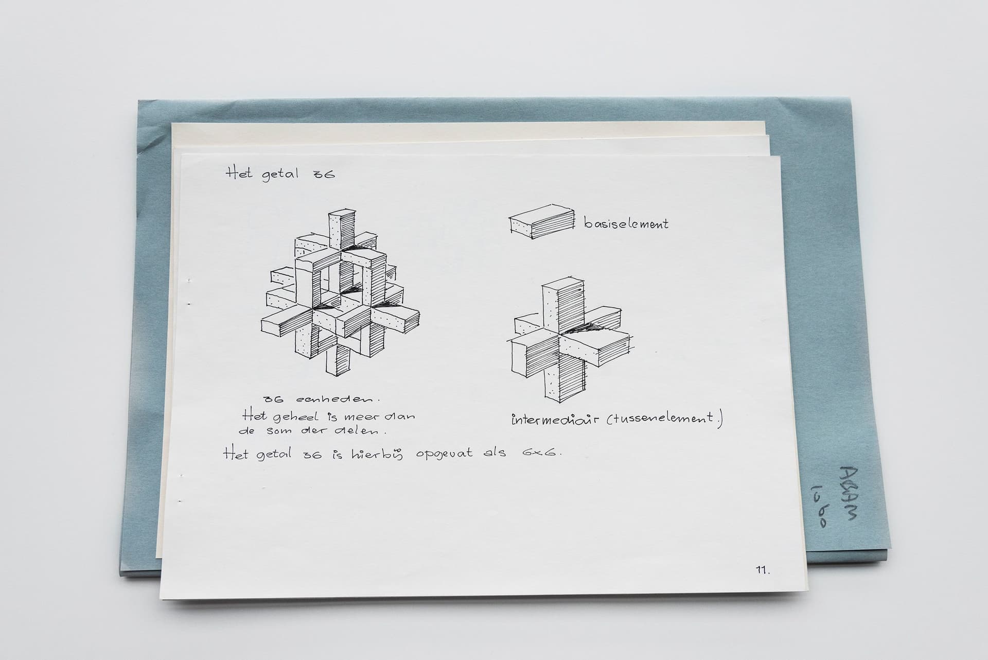  H.C. de Weijer. Ontwerpopdracht ‘Het Getal’ aan de Academie van Bouwkunst, ca. 1967. Collectie Het Nieuwe Instituut, ABAM 1060. De student doet onderzoek naar de combinatiemogelijkheden van twaalf gelijke enkelvoudige vormen.