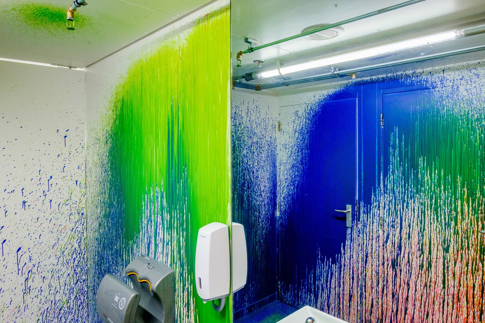  Rutger de Vries, Color Sprinklers, 2020. Foto Johannes Schwartz. 