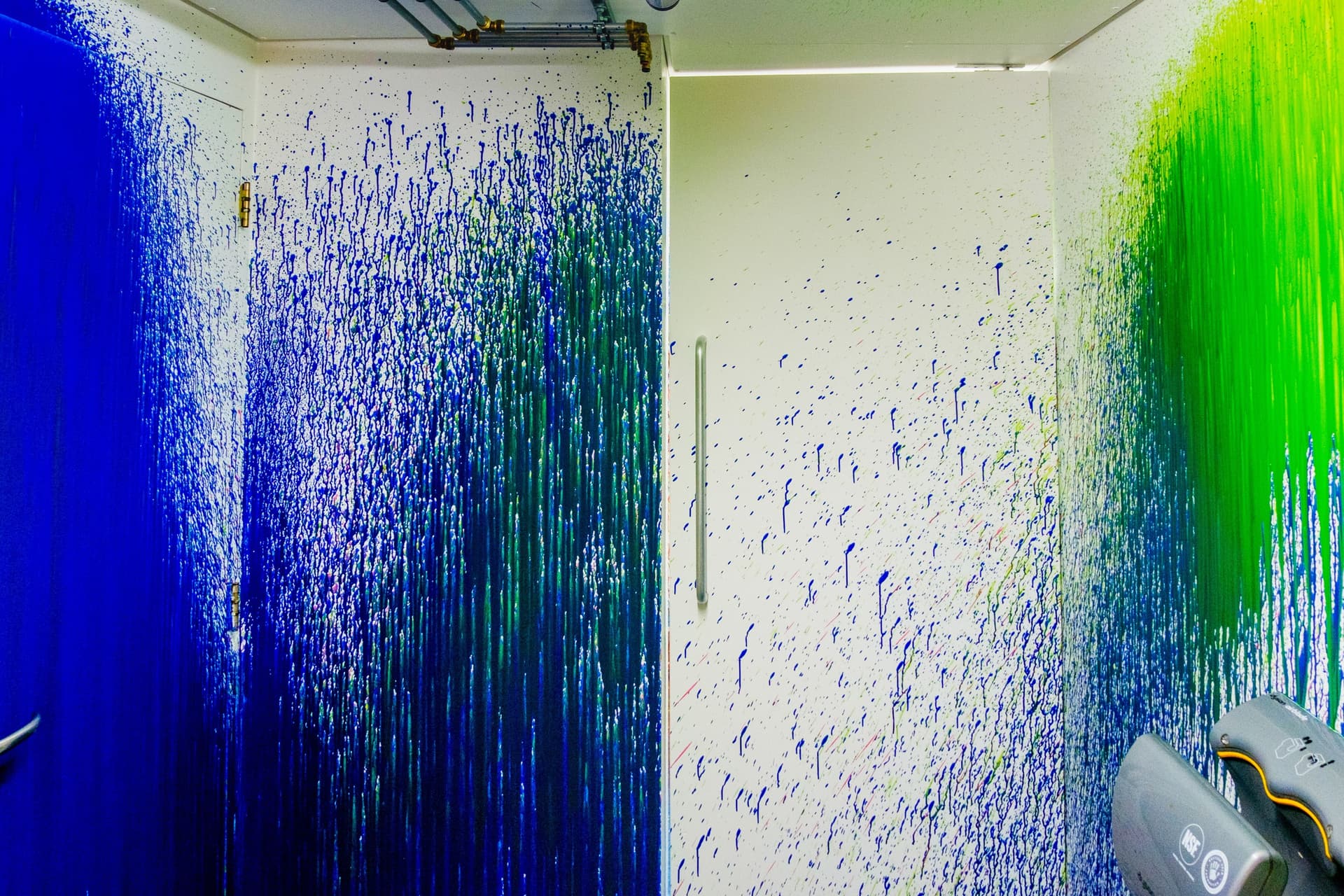  Rutger de Vries, Color Sprinklers, 2020. Photo Johannes Schwartz. 