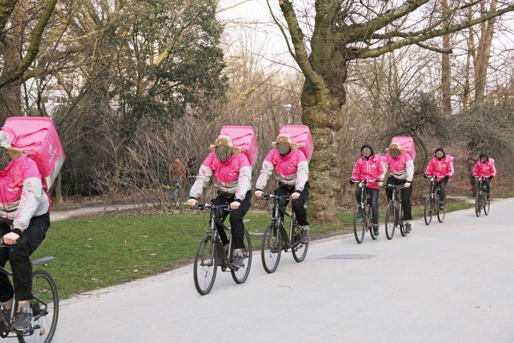 Foodora deliverers in the Vondelpark, Amsterdam, 2018. Photo: Johannes Schwartz.