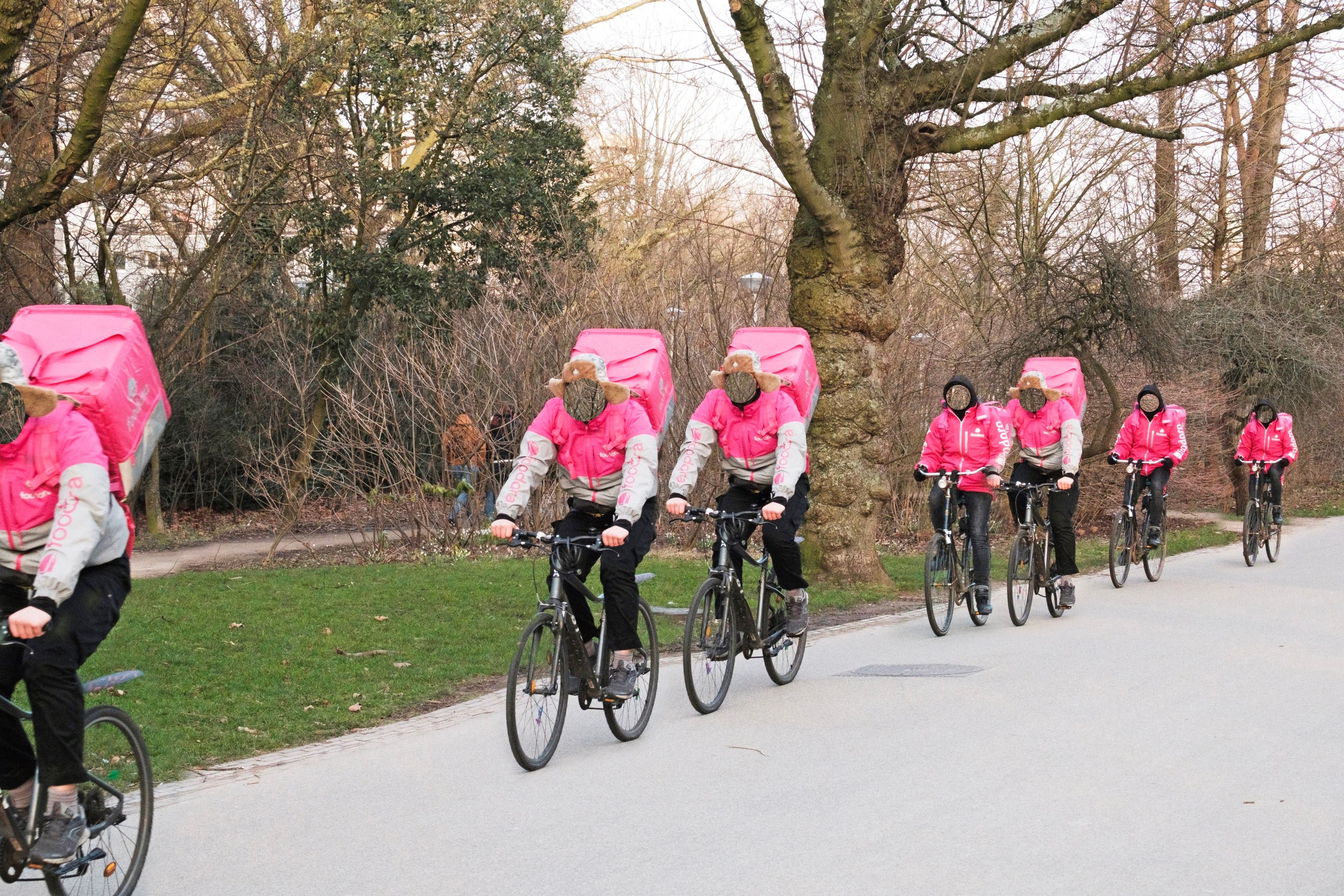Foodora deliverers in the Vondelpark, Amsterdam, 2018. Photo: Johannes Schwartz. 