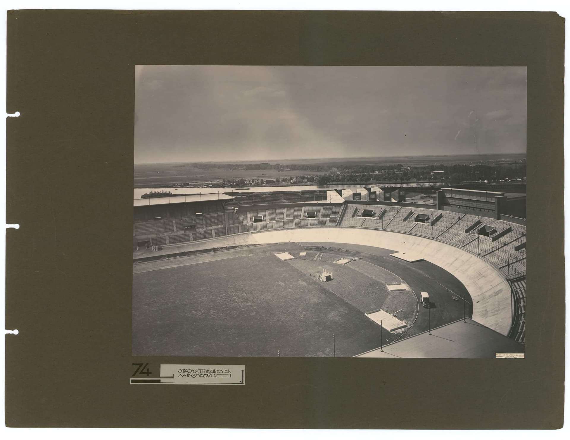 'Stadiontribunes en aanwijsbord'. Jan Wils. Olympische Stadion Amsterdam, 1928. Foto Technisch Fotobureau Gouda. Collectie Het Nieuwe Instituut, WILS ph202 