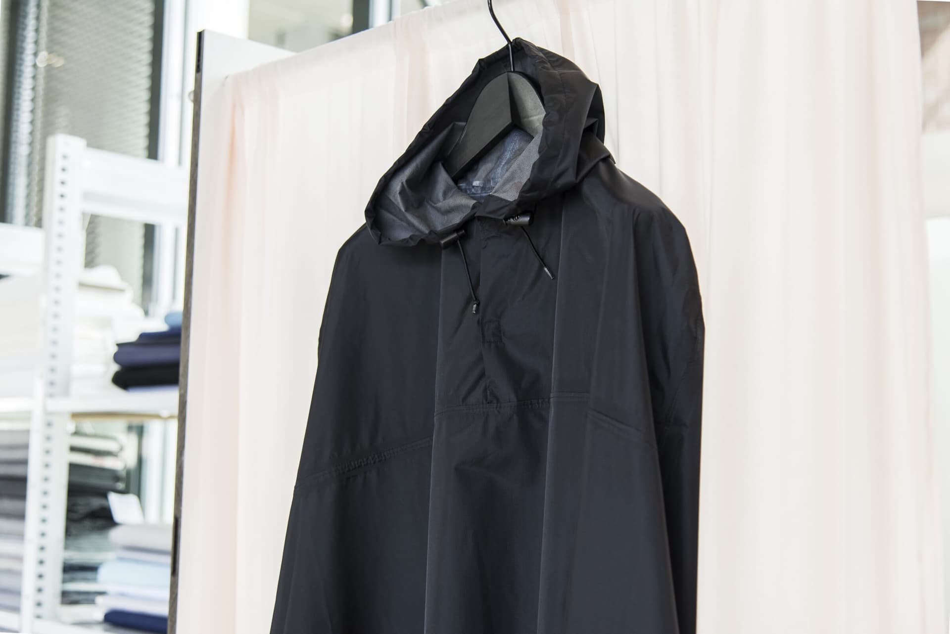 Raincoat. Photo Jessica Dohmen-Verboom, Het Nieuwe Instituut 