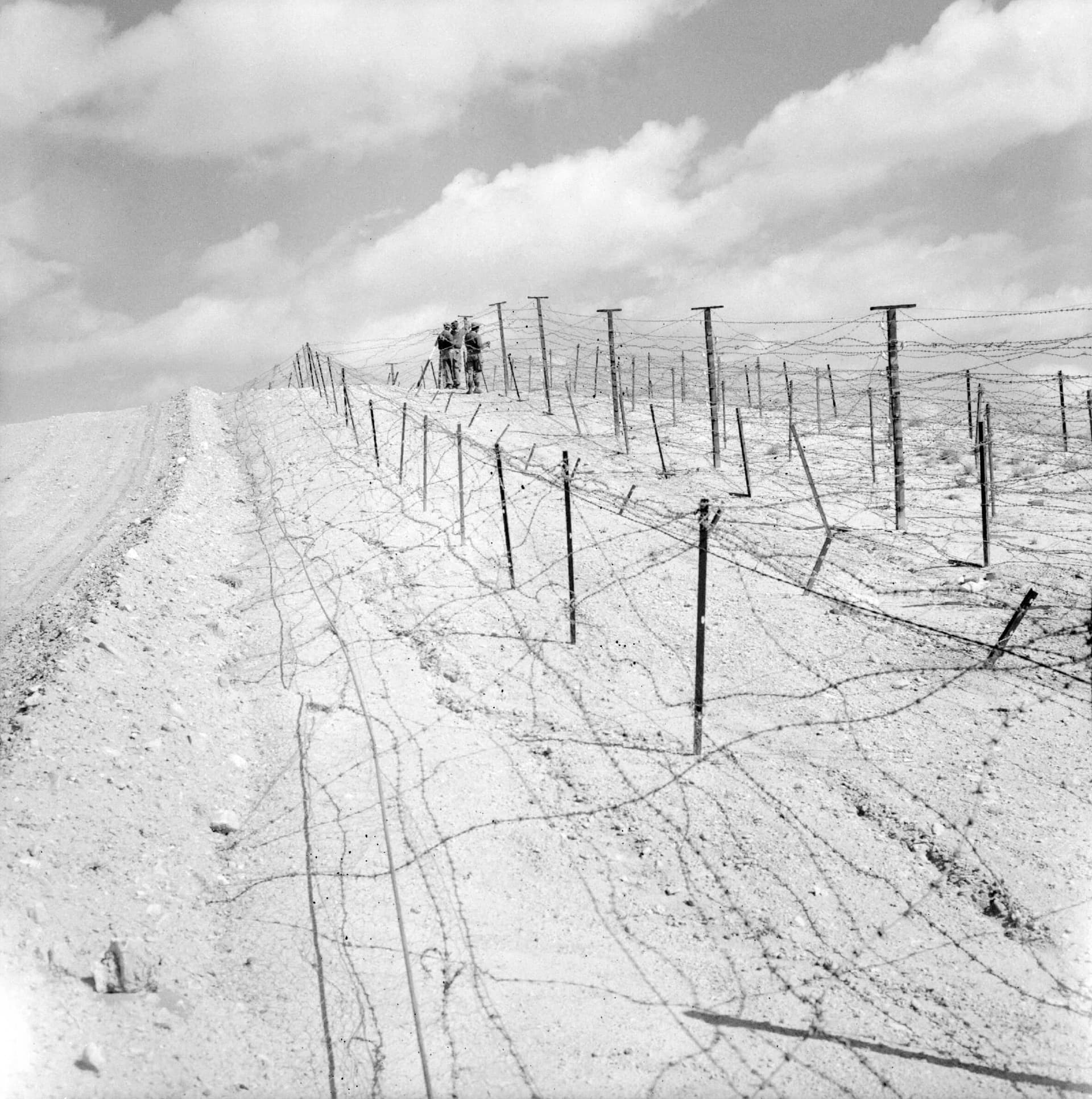 De aanleg van verboden zones en verdedigingslinie 'Ligne Morice' langs de Algerijnse grens met Tunesie, oktober 1959 © Gérard Beauvais / SCA / ECPAD   