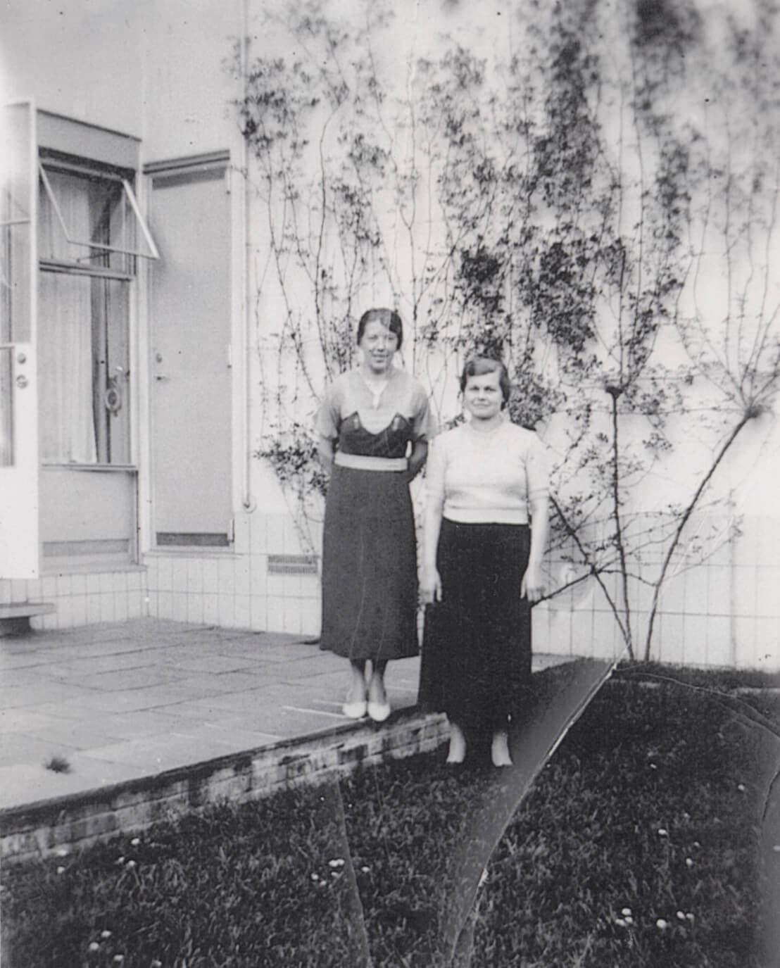 Maids in the garden of the Sonneveld House. Collection Het Nieuwe Instituut, BIHS 2-027 