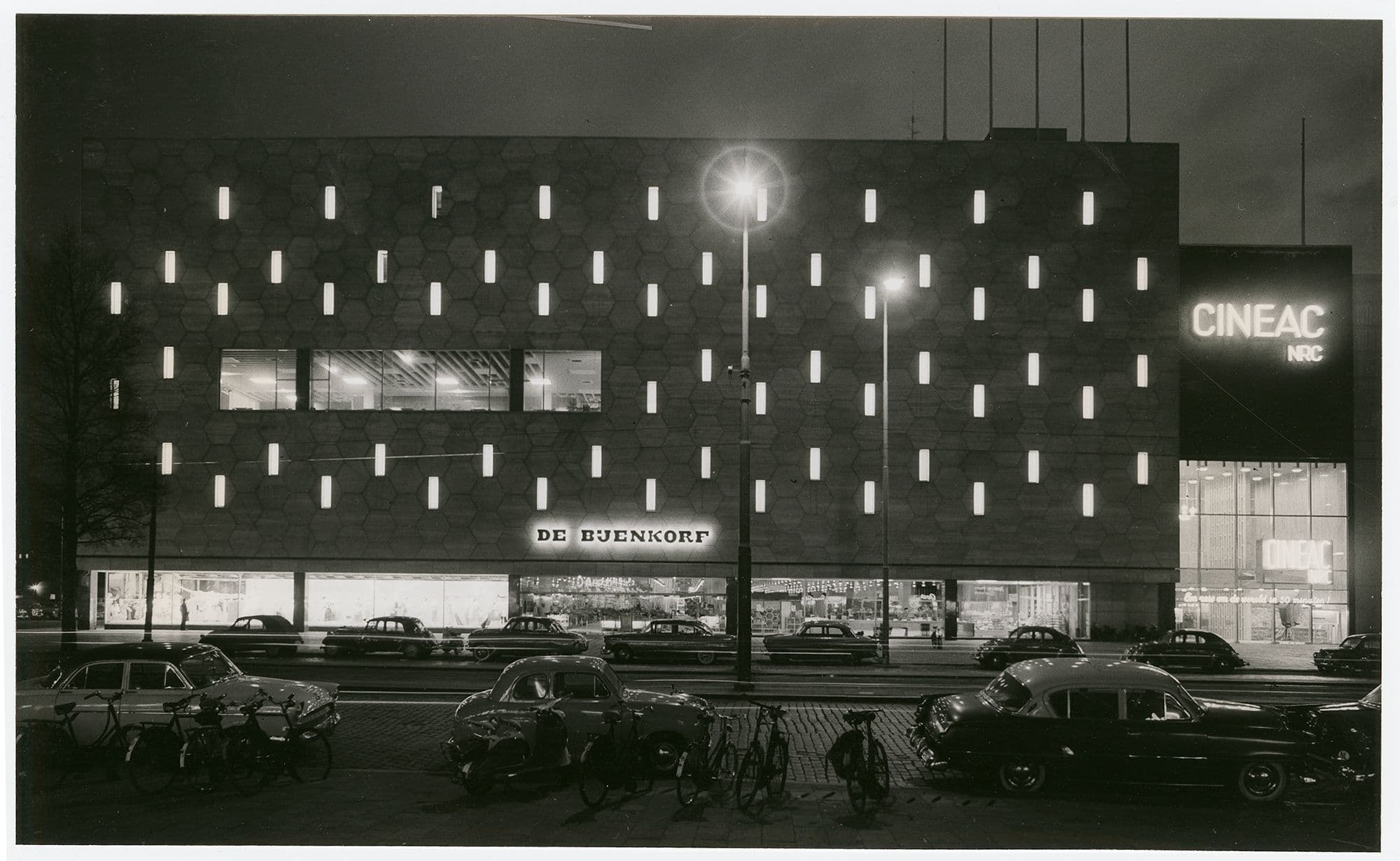  Night shot of De Bijenkorf by architect M. Breuer in Rotterdam, 1954–1957. Photo: F. Monshouwer. Collection Het Nieuwe Instituut. ELZA f7 