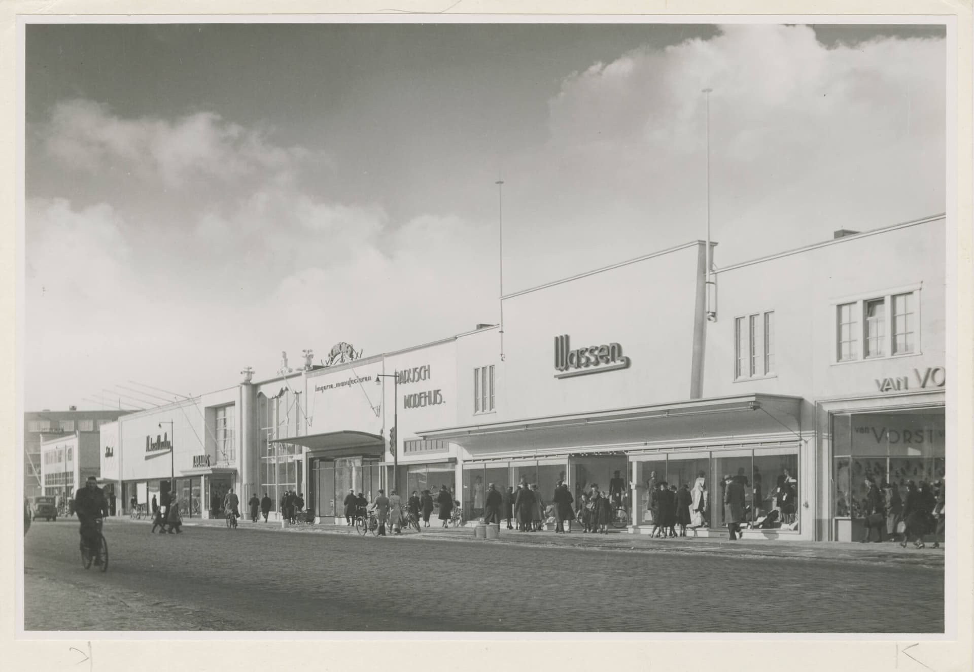 Emergency shops on Mathenesserlaan in the Land van Hoboken, probably autumn 1940. Photo Jan Kamman, © Nederlands Fotomuseum. Collection Het Nieuwe Instituut, J.G. Wattjes collection, WATT ph1210