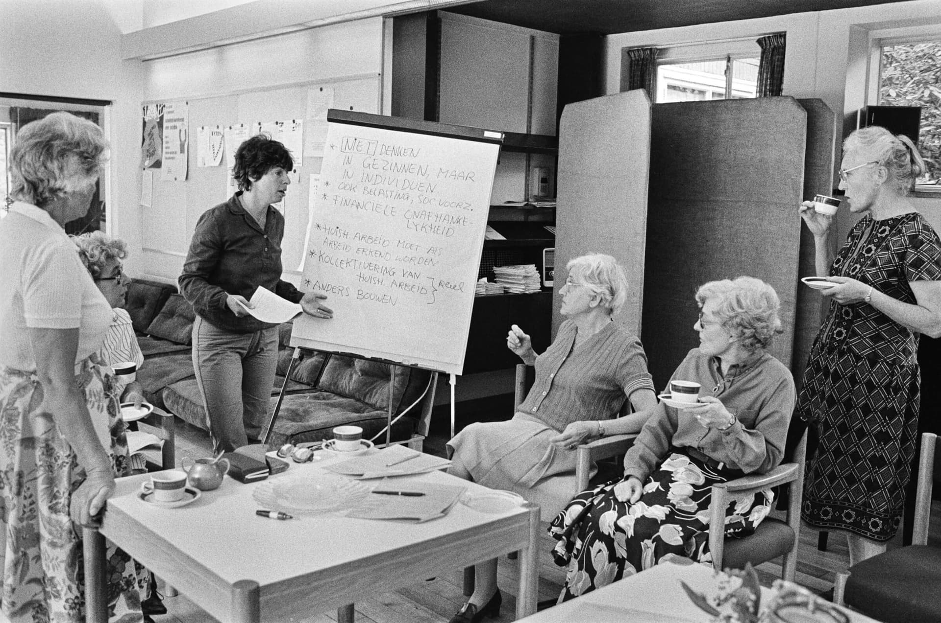 Vormingscursus door Anita Koster, op de locatie De Born, conferentieoord voor vrouwen in Bennekom, 1980, foto: Catrien Ariëns. Bron: Brabants Historisch Informatie Centrum 