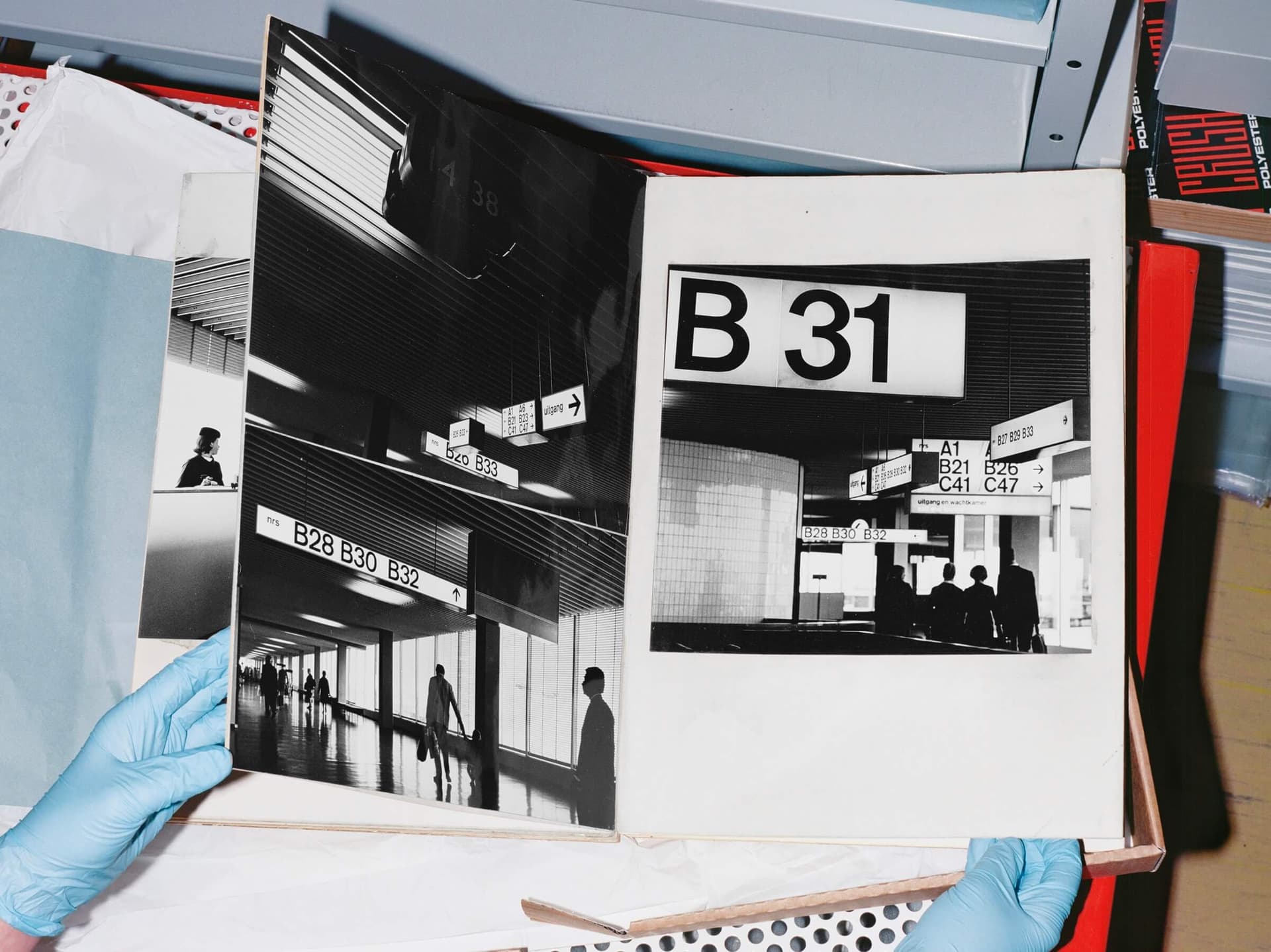 Kho Liang Ie, “Schipholboek,” in hout gebonden presentatieboek met foto’s, ontwerpstudies, aanwijzingen en handgeschreven notities over het interieur van Luchthaven Schiphol, oorspronkelijk vervaardigd voor een UNESCO-presentatie. Archief… 