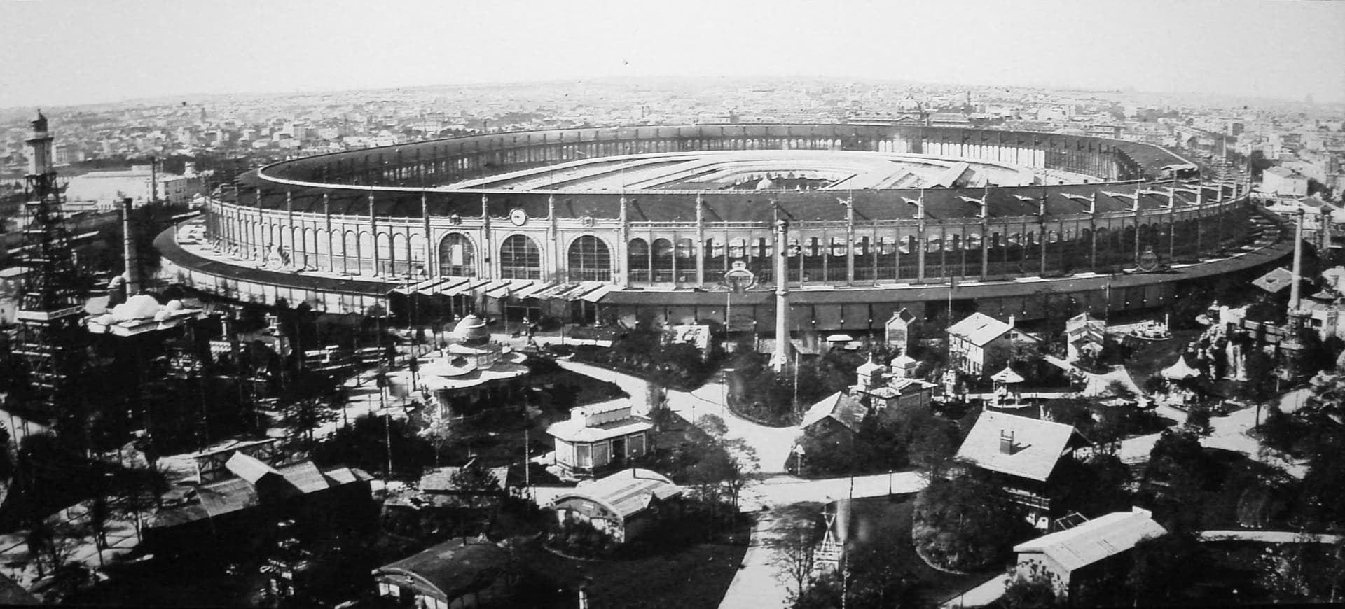 The World’s Fair in Paris (1867) exhibited the latest inventions in technology and science and, for the first time, introduced the public to the possibilities of the blueprint process. The World’s fair in Paris, 1867. Photographer unknown. [Par… 