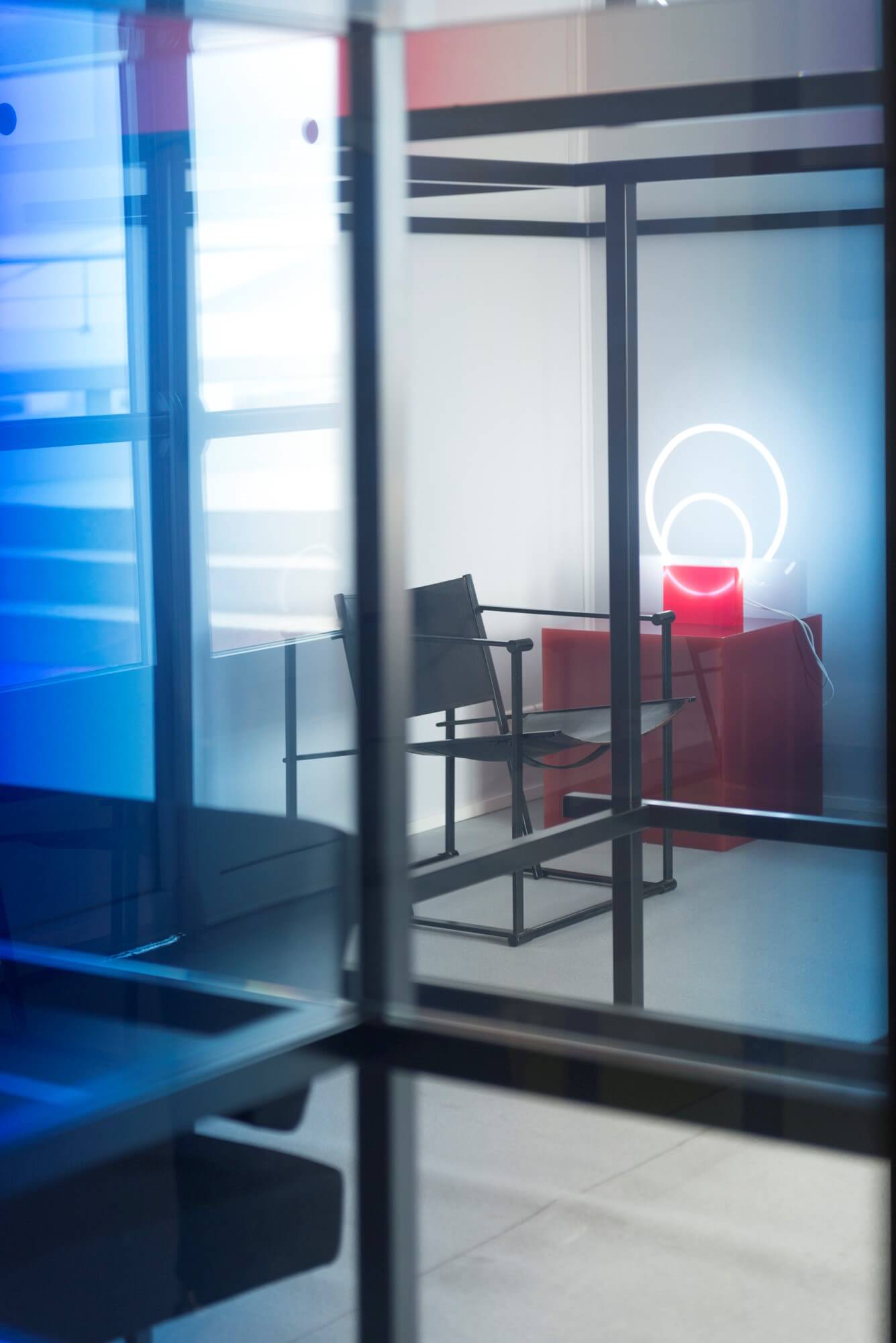Ruimtelijke compositie in Rood, Blauw en Geel. Gecureerd en ontworpen door Studio Sabine Marcelis. Foto Lothaire Hucki 