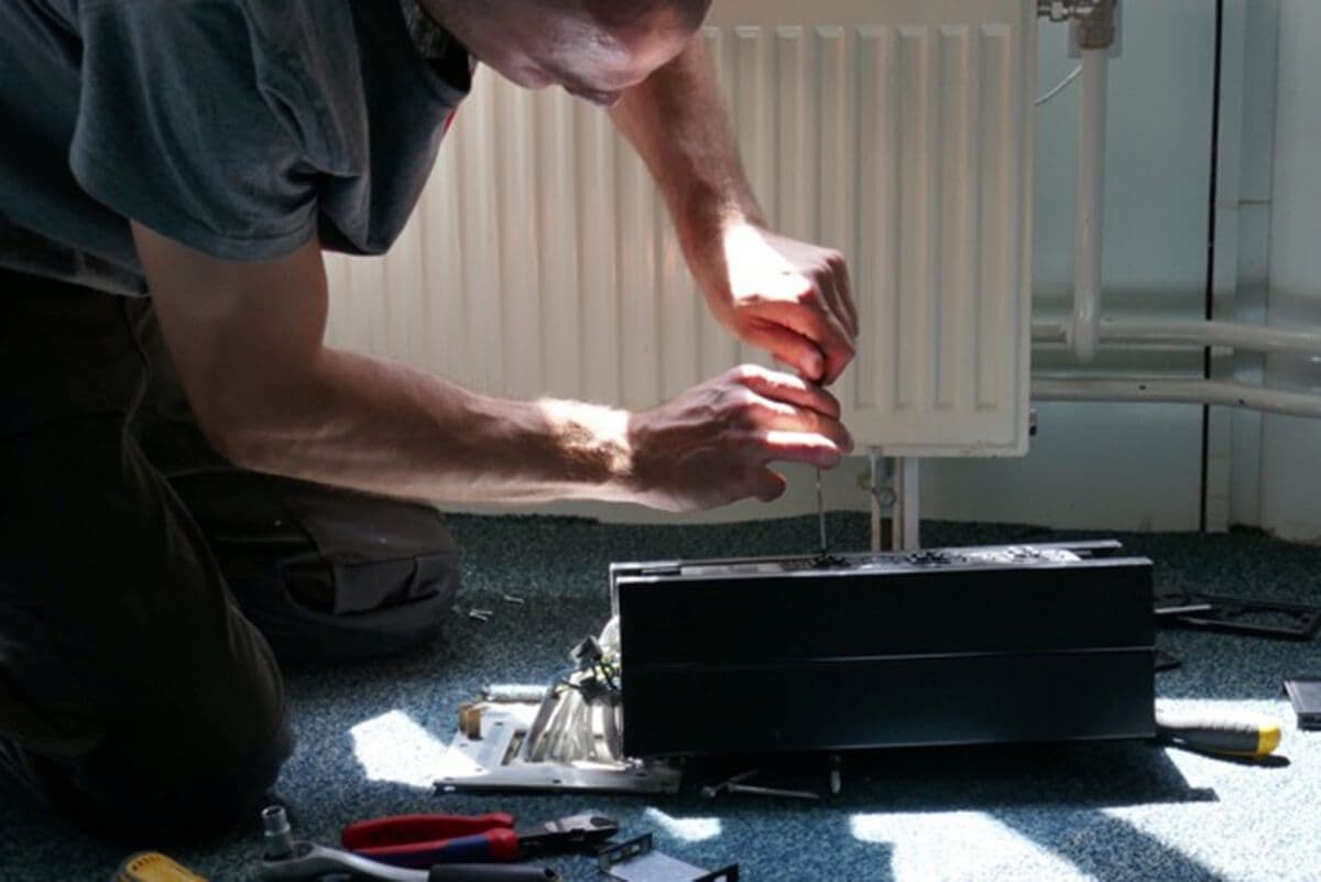 Member of Rotor DC disassembling electrical equipment from the former Ministry building. Photo: Rotor 