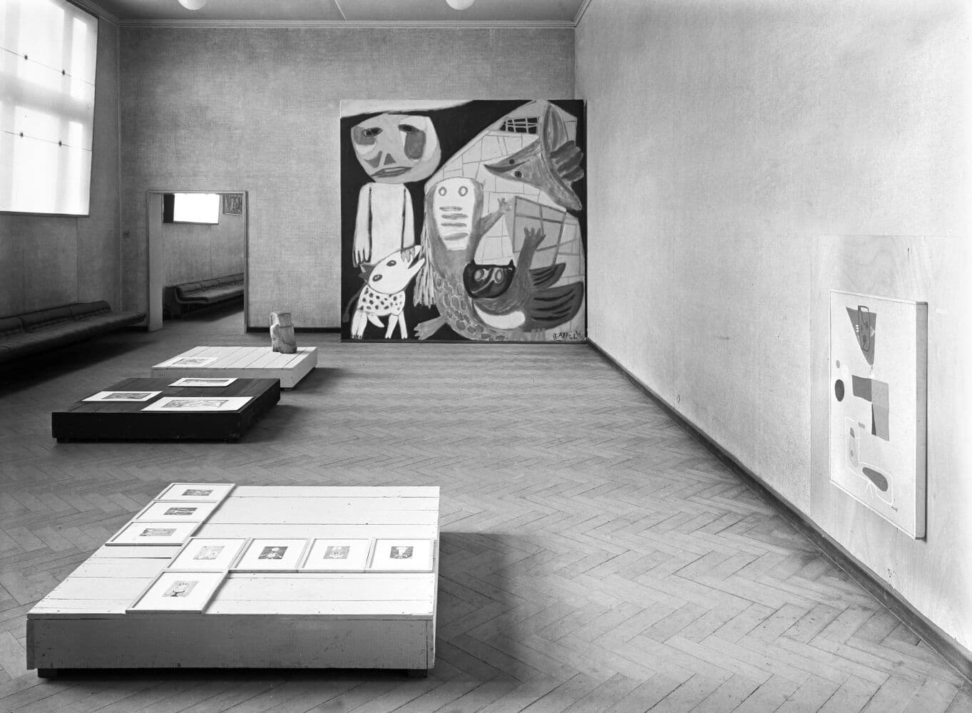 Tentoonstelling 'Experimentele Groep' (Cobra), ontworpen door Aldo van Eyck, Stedelijk Museum, Amsterdam, 1949. Foto Stedelijk Museum 