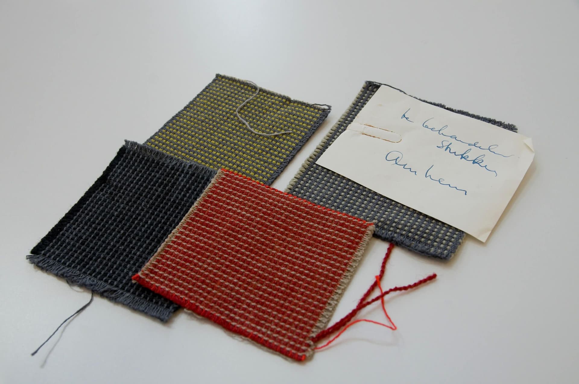 Tussen de correspondentie van Vegter met betrekking tot het Gelders Provinciehuis in Arnhem bevinden zich deze stofstalen voor de bekleding van bureaustoelen van Gispen, 1956. Archief: J.J.M. Vegter, dossier Provinciehuis, Arnhem 