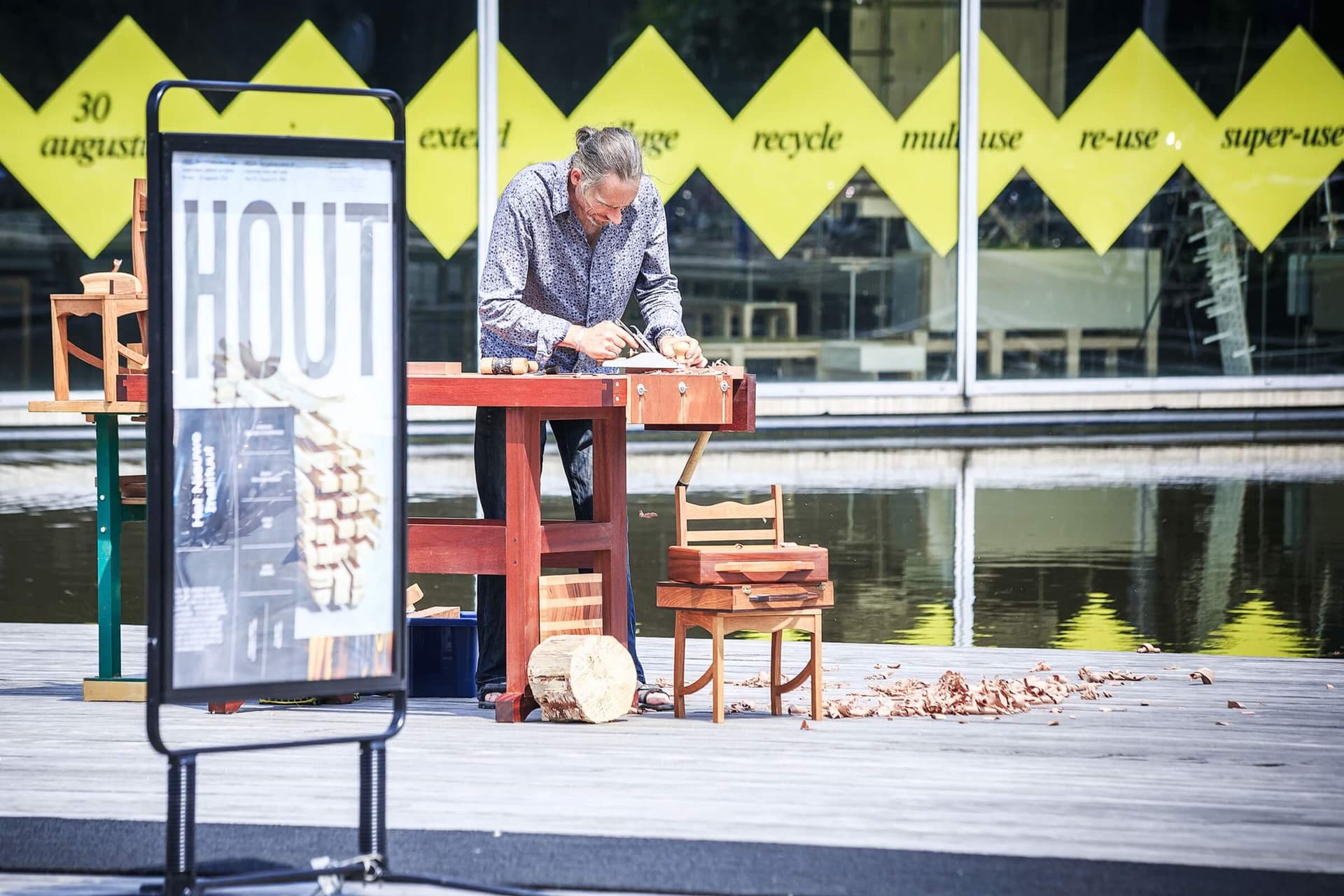 Houtbewerker Roeland Brekelmans. Foto: Matthijs Immink. 