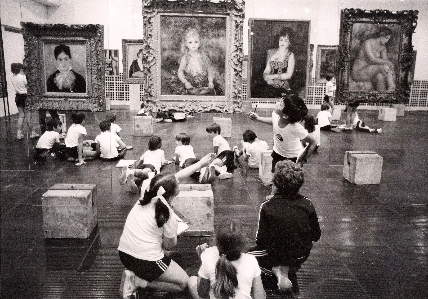 Lina Bo Bardi, MASP, Sao Paulo, 1968. Students visiting the collection of MASP with paintings by Pierre-Auguste Renoir on the ‘crystal’ easals, 1983. Photo courtesy of Acervo do Centro de Pesquisa do MASP. 