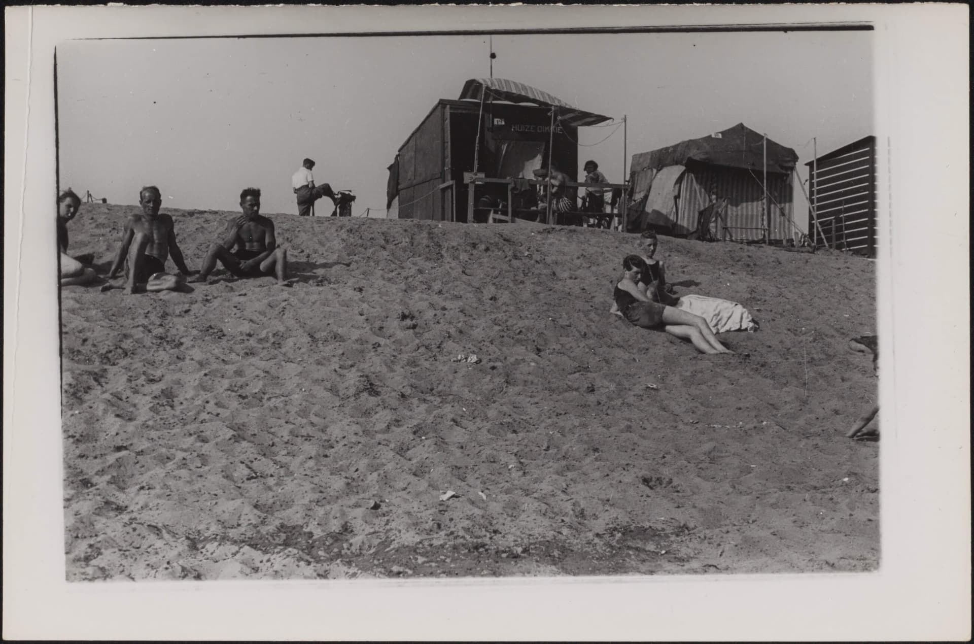 Piet Zwart, zelfgebouwde vakantiehuisjes op het zogenoemde crisisstrand aan de Waalhaven, Rotterdam 1932. Collectie Het Nieuwe Instituut, ZWAR ph276a 