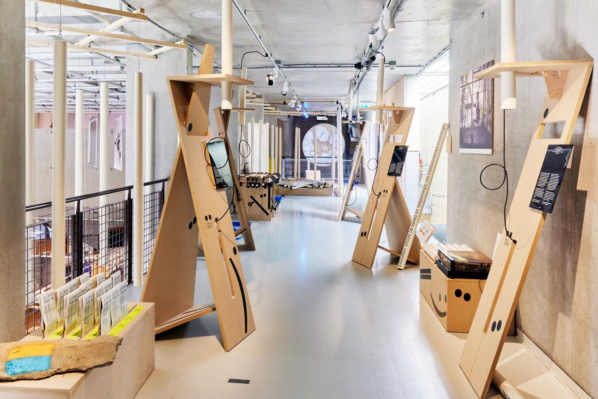Zaaloverzicht van de tentoonstelling Op zoek naar het pluriversum, Het Nieuwe Instituut, 2022. Ruimtelijk ontwerp: Sean Leonard. Grafische identiteit: Miquel Hervás Gomez. Nina van Hartskamp verzorgde audiofragmenten van alle makers. Foto: Aad…